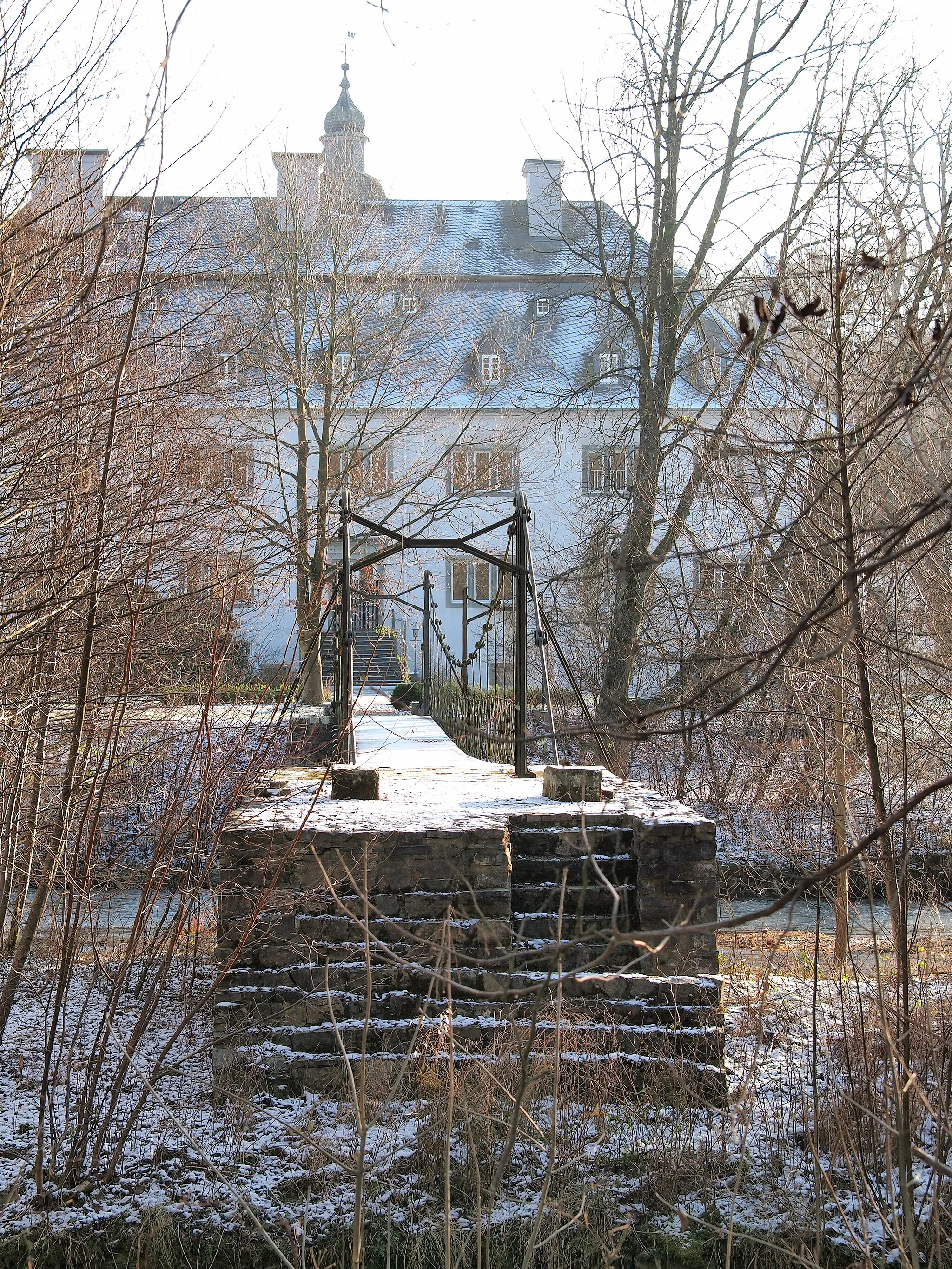 Photo showing: Meschede, Fußweg-Kettenhängebrücke über die Ruhr bei Schloss Laer, Baudenkmal von 1839, im Hintergrund Schloss Laer. Ansicht von Norden. Aufnahme mit einem Teleobjektiv.