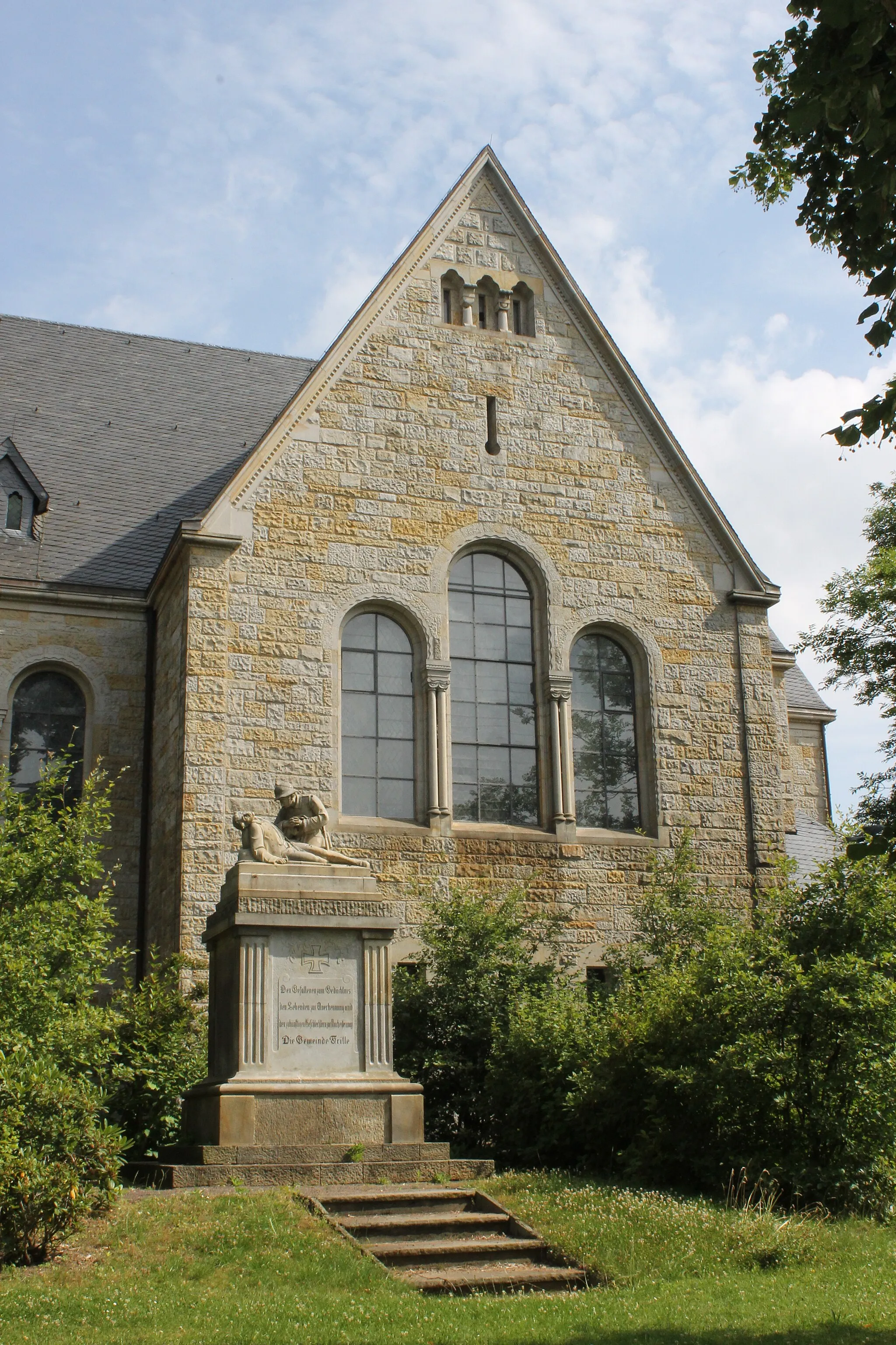 Photo showing: Kirche in Frille, hinterer Teil mit Kriegerdenkmal