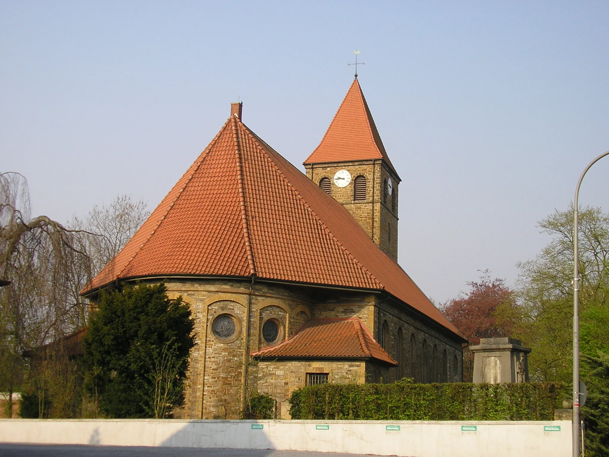 Photo showing: Church in town of Kirchlengern, District of Herford, North Rhine-Westphalia, Germany.