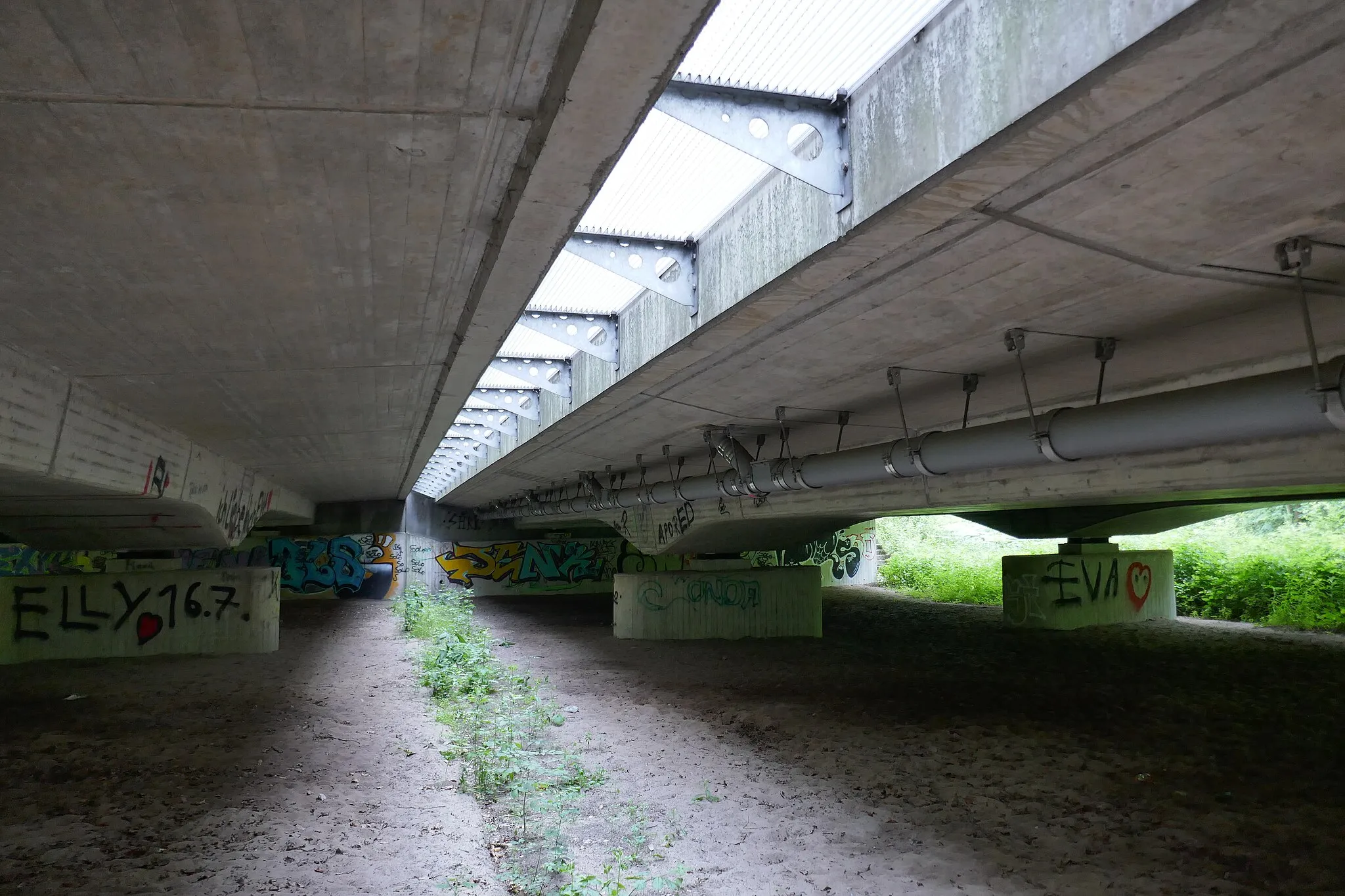 Photo showing: Brücke über das Naturschutzgebiet „Schwarzes Venn“ und dem Reiherbach bei Bielefeld, oben die A33