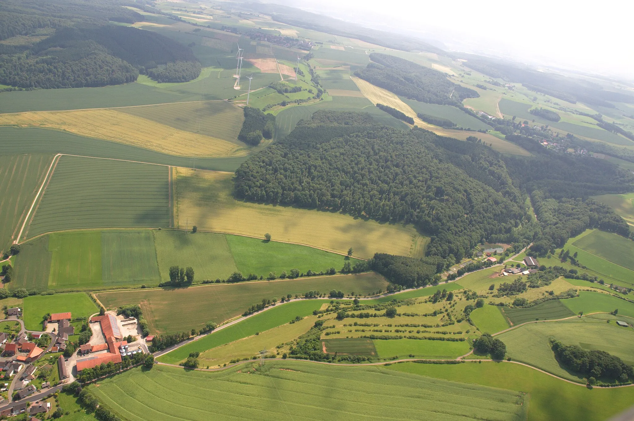 Photo showing: Fotofug Sauerland-Ost: Udorf, Udorfer Mühle, Naturschutzgebiet Schuberstein (HSK-378), Naturschutzgebiet Kittenberg (HSK-029), Glockenrücken südwestlich von Udorf, Naturschutzgebiet Udorfer Mühle (HSK-390), Blickrichtung Südosten.

The production, editing or release of this file was supported by the Community-Budget of Wikimedia Deutschland.
To see other files made with the support of Wikimedia Deutschland, please see the category Supported by Wikimedia Deutschland.
العربية ∙ বাংলা ∙ Deutsch ∙ English ∙ Esperanto ∙ français ∙ magyar ∙ Bahasa Indonesia ∙ italiano ∙ 日本語 ∙ македонски ∙ മലയാളം ∙ Bahasa Melayu ∙ Nederlands ∙ português ∙ русский ∙ svenska ∙ українська ∙ +/−