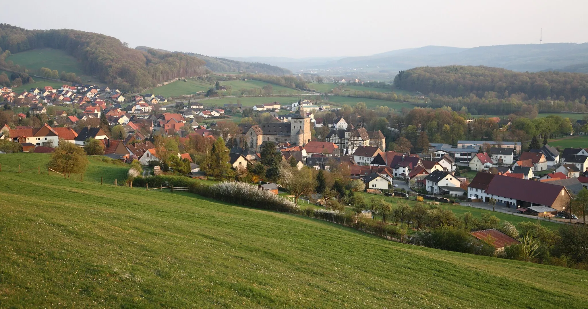 Photo showing: Neuenheerse vom Netheberg aus gesehen (in der Mitte die ehemalige Stiftskirche St. Saturnina und das Wasserschloss Heerse)