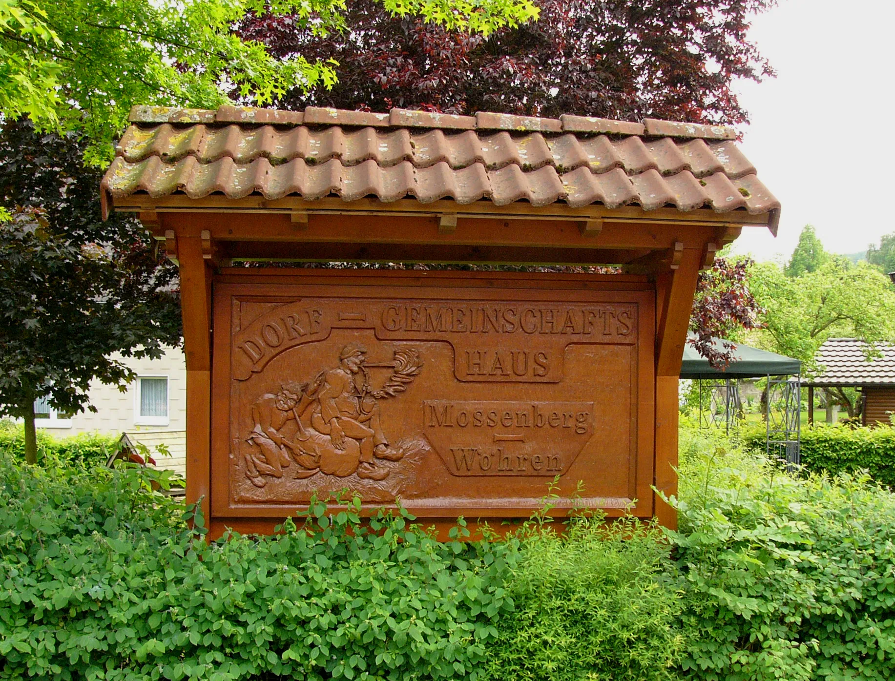 Photo showing: Tafel am Dorfgemeinschaftshaus in Mossenberg-Wöhren, Ortsteil von Blomberg, Germany