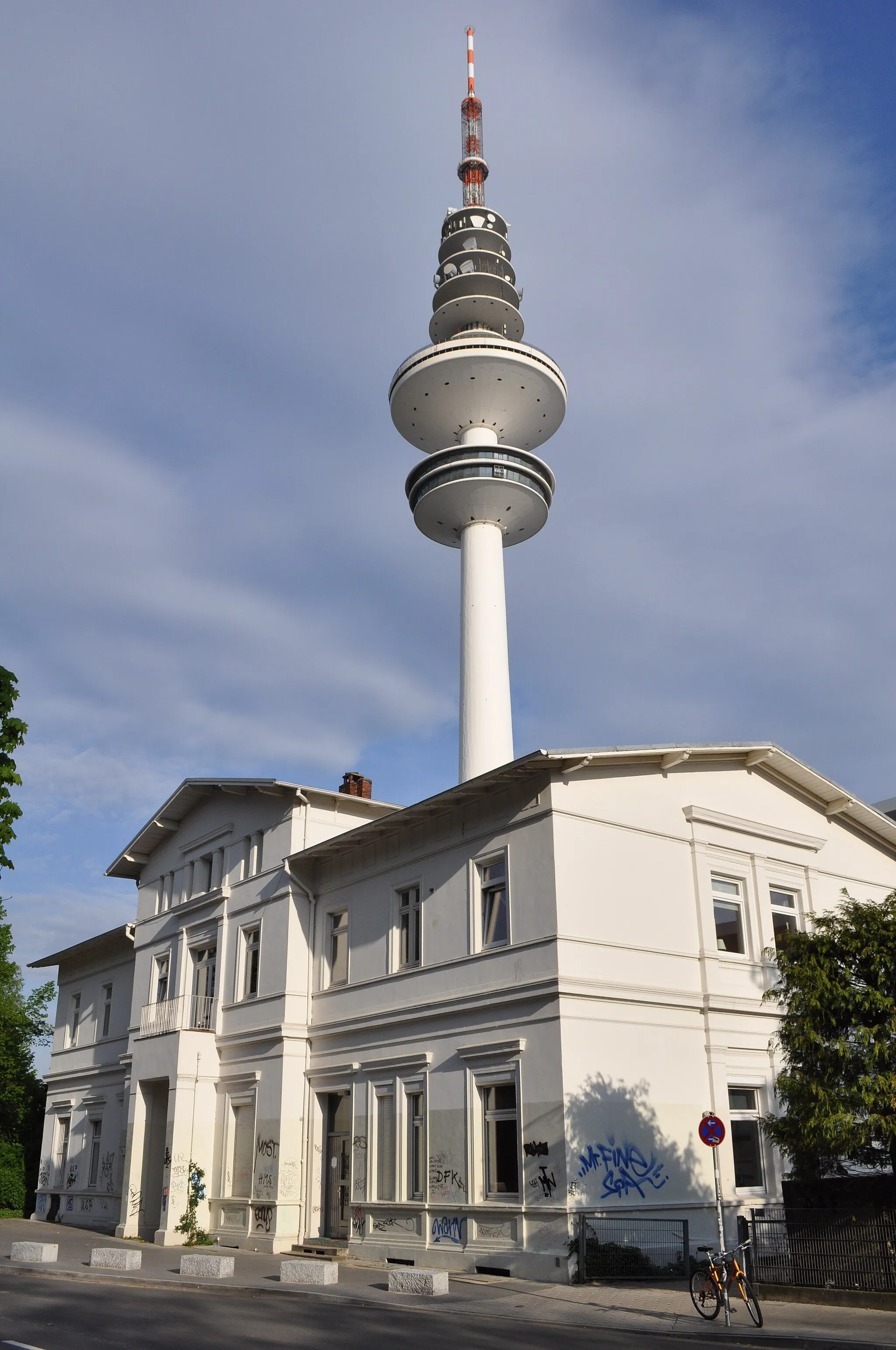 Photo showing: Historischer Bahnhof Hamburg-Sternschanze, im Hintergrund der Heinrich-Hertz-Turm
This is a photograph of an architectural monument. It is on the list of cultural monuments of Hamburg, no. 907.