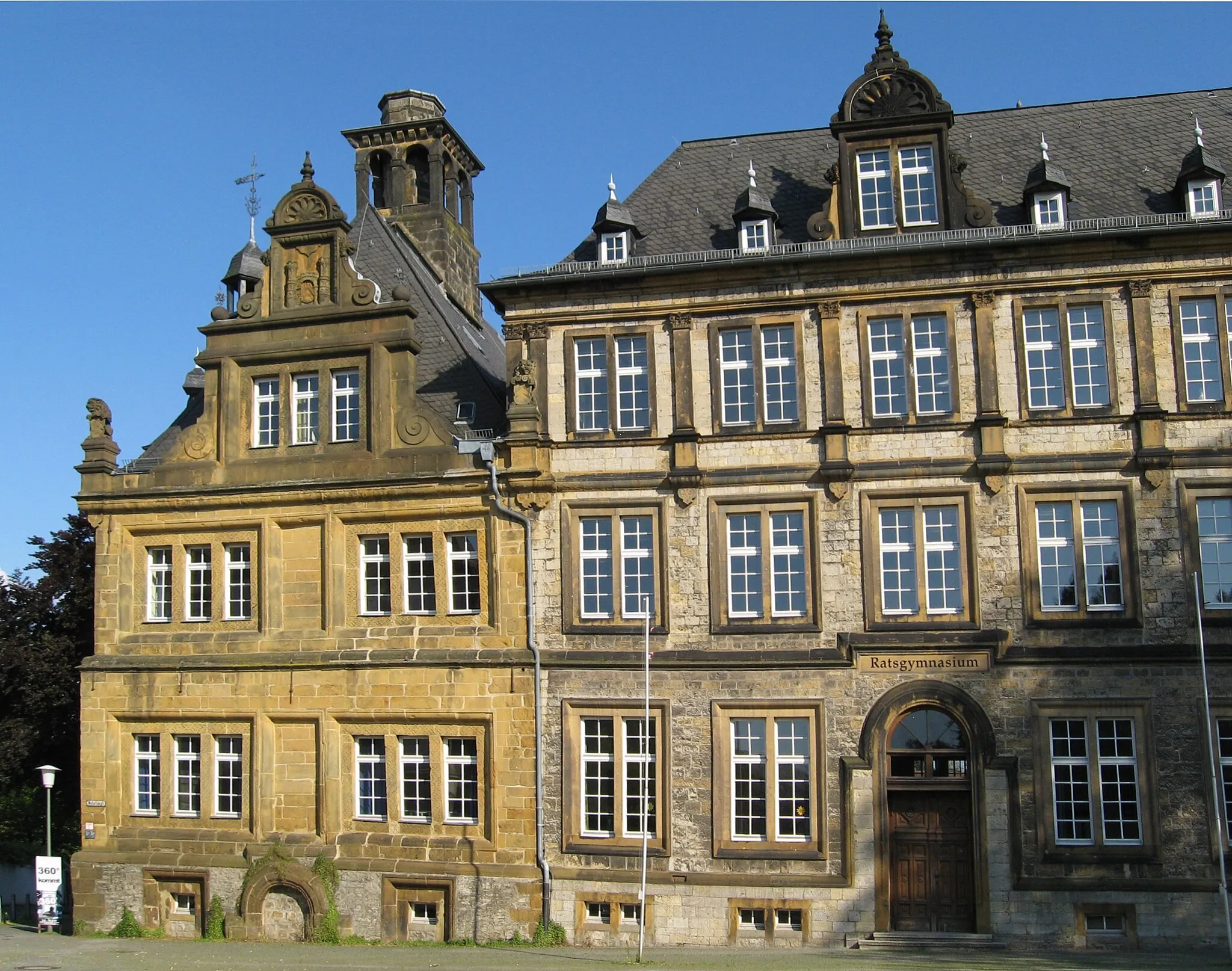 Photo showing: Ratsgymnasium Bielefeld, links der Grestehof
