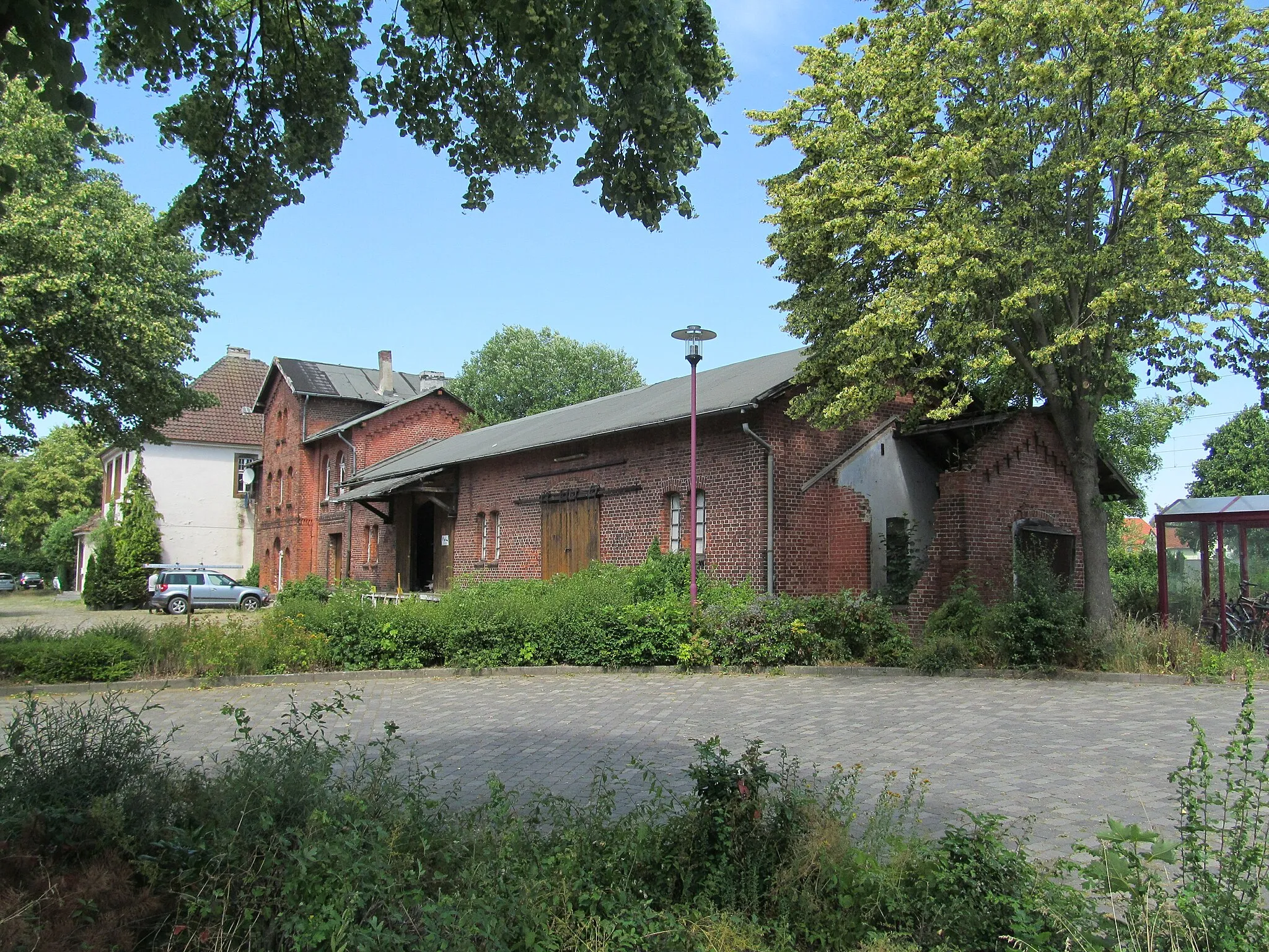 Photo showing: neues und altes Bahnhofsgebäude vom Bahnhof Bruchmühlen