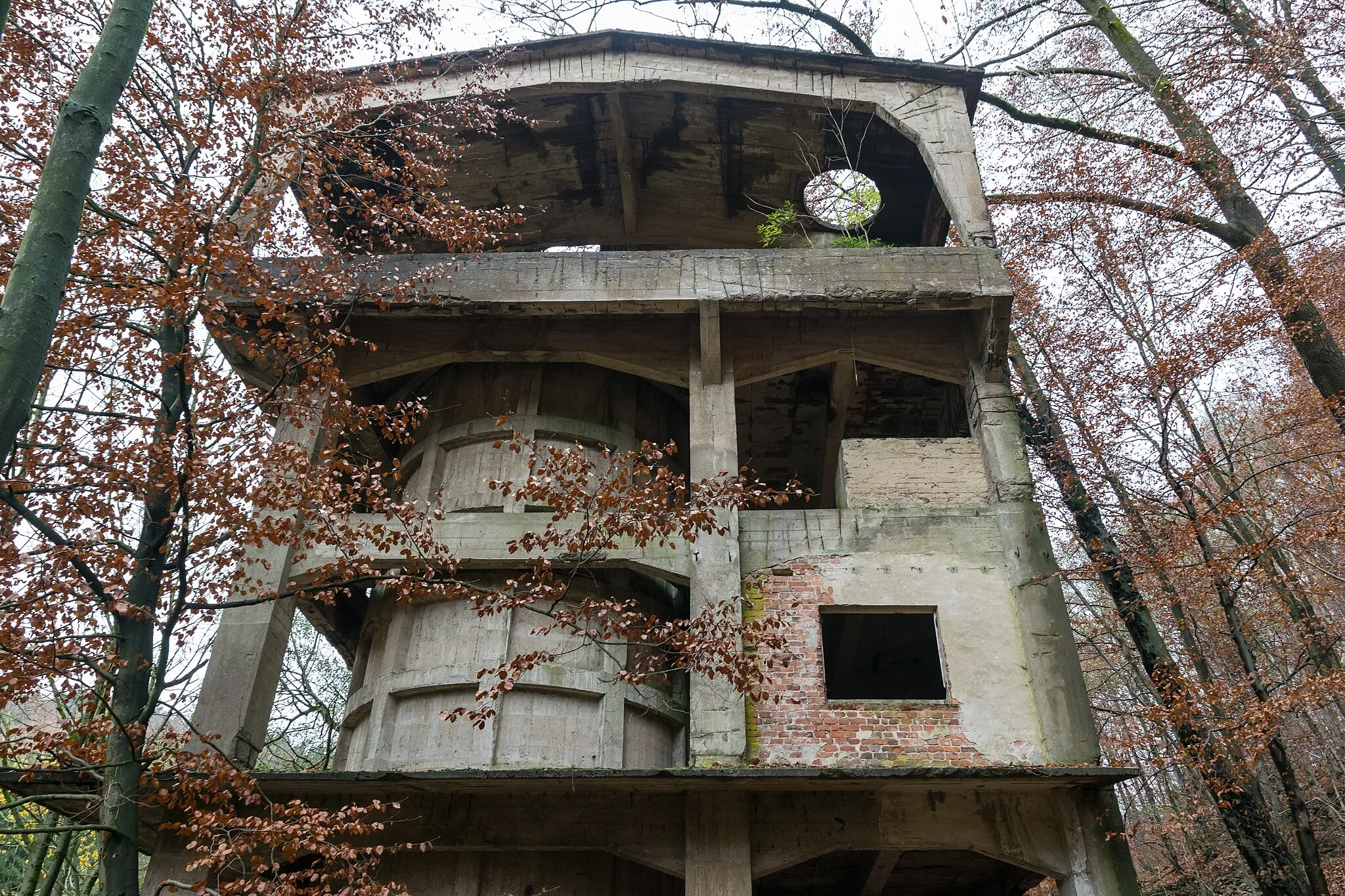 Photo showing: Alter Kalkofen am Schüsselgrund in Horn-Bad Meinberg; erbaut 1915 oder 1925, außer Betrieb seit 1957, die übrigen Teile des Kalkwerks wurden 1994 abgebrochen.