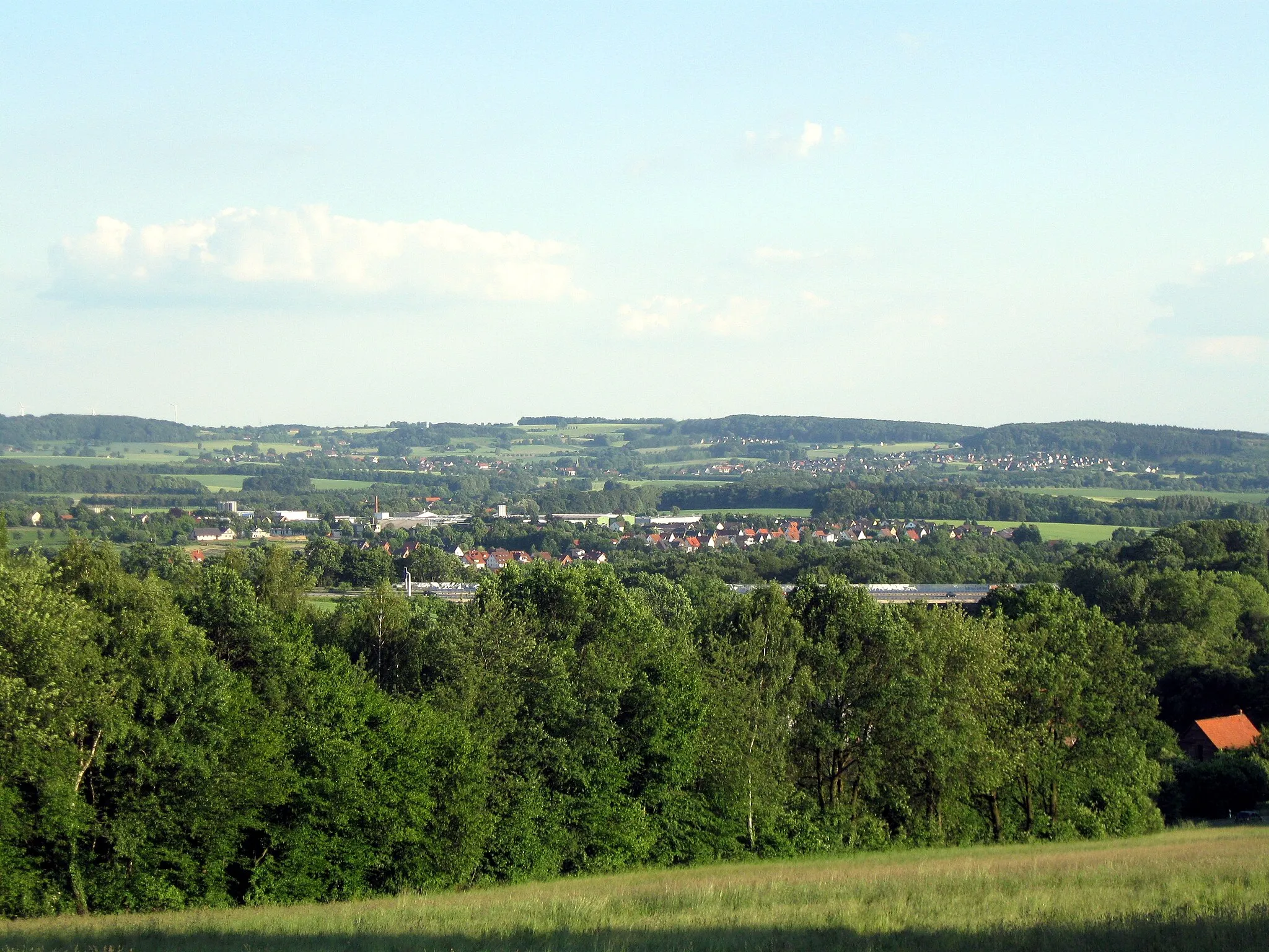 Photo showing: Blick über Exter von Norden (von Nähe Steinegge)- im Hintergrund das lippische Wüsten vor dem Vierenberg.