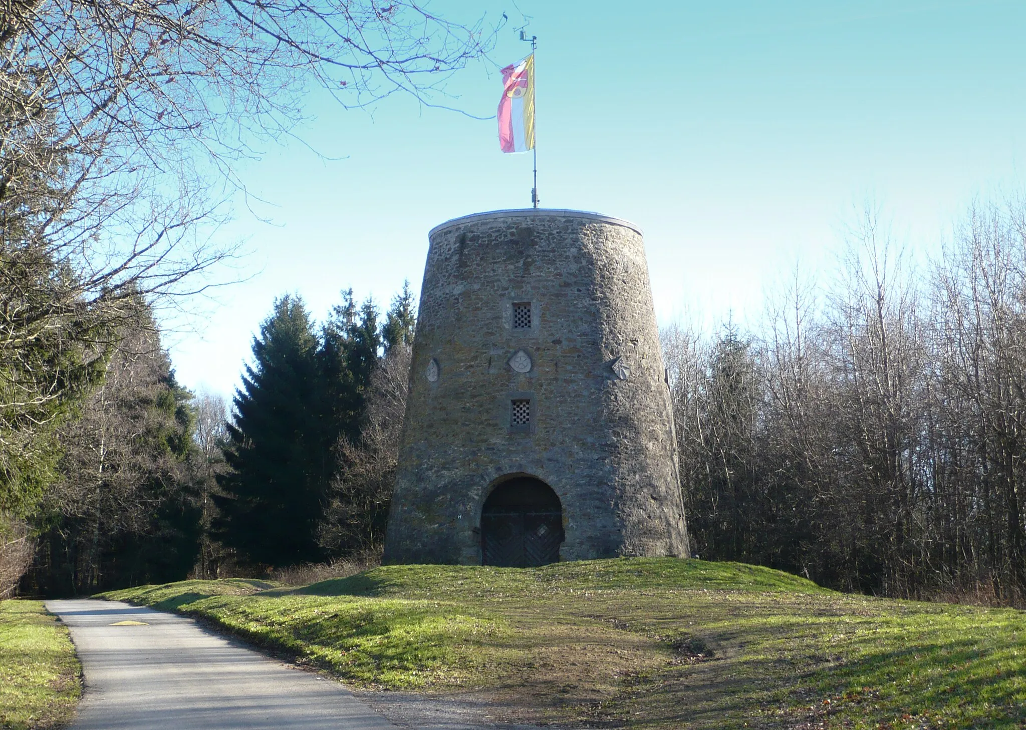 Photo showing: Kumsttonne in Oerlinghausen, Germany

This is a photograph of an architectural monument. It is on the list of cultural monuments of Oerlinghausen, no. 38.