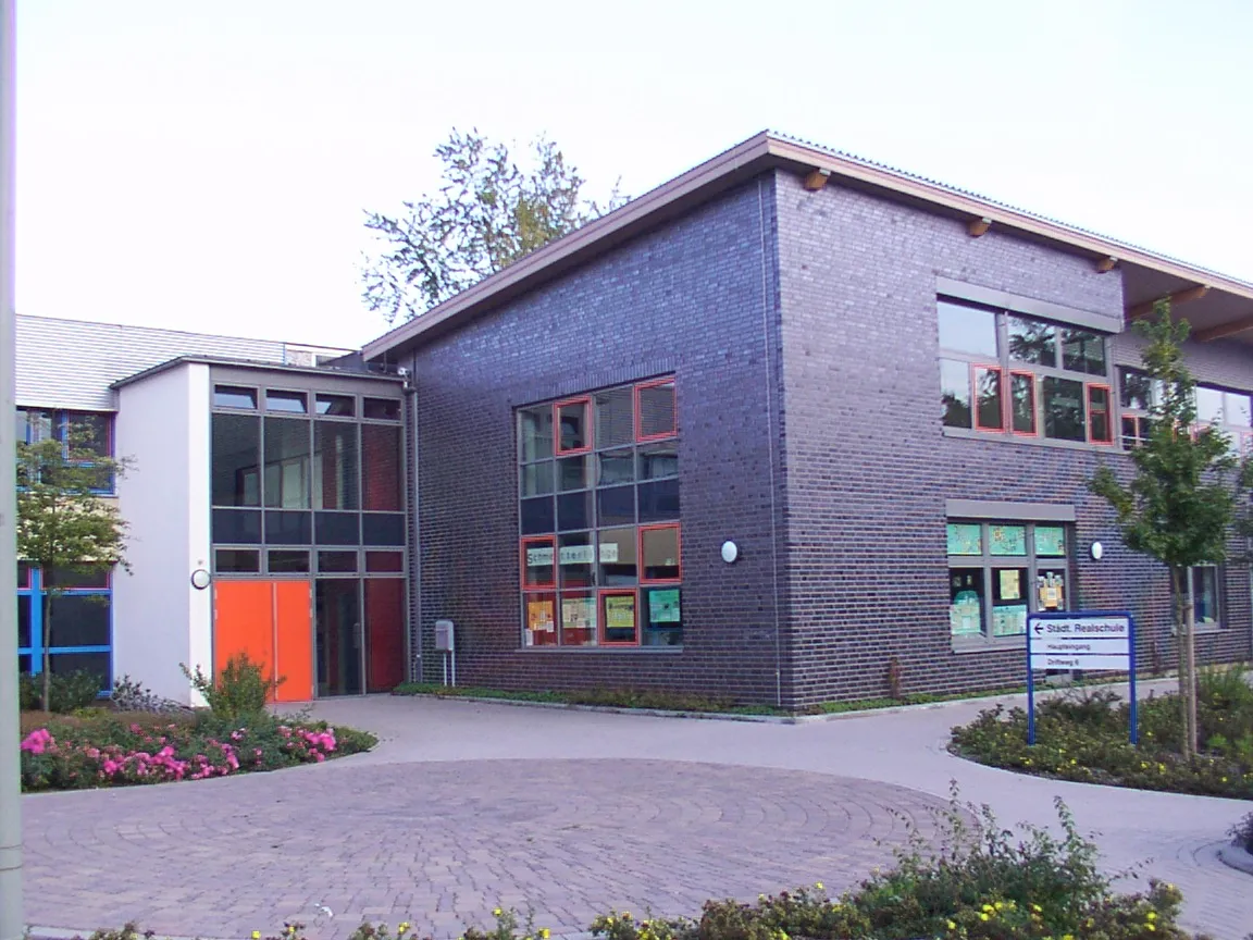 Photo showing: Delbrück: Städtische Realschule, Haupteingang