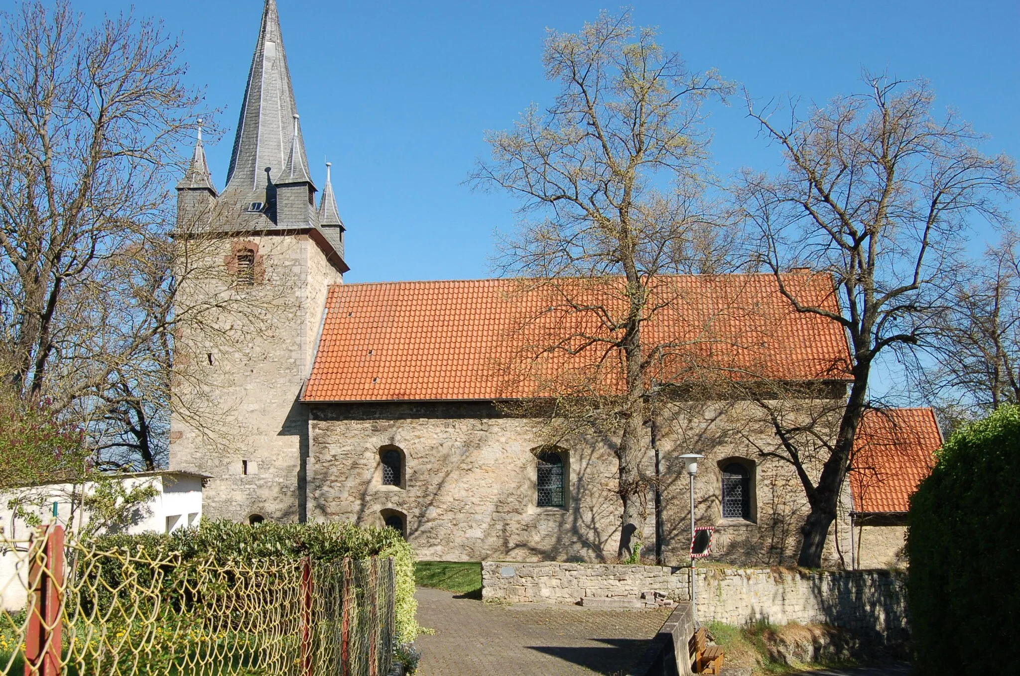 Photo showing: Zwischen 1252 und 1329 im frühgotischen Stil erbaut, gehört sie zu den ältesten Sakralbauten in NRW. 
444 erstmals urkundlich erwähnt unter den von der Herrschaft Everstein lehnrührigen Stiftungen derer von Papenberg zu Kalenberg, die in diesem Jahr ihre Rechte daran dem Heinrich von Gudensberg überlassen.