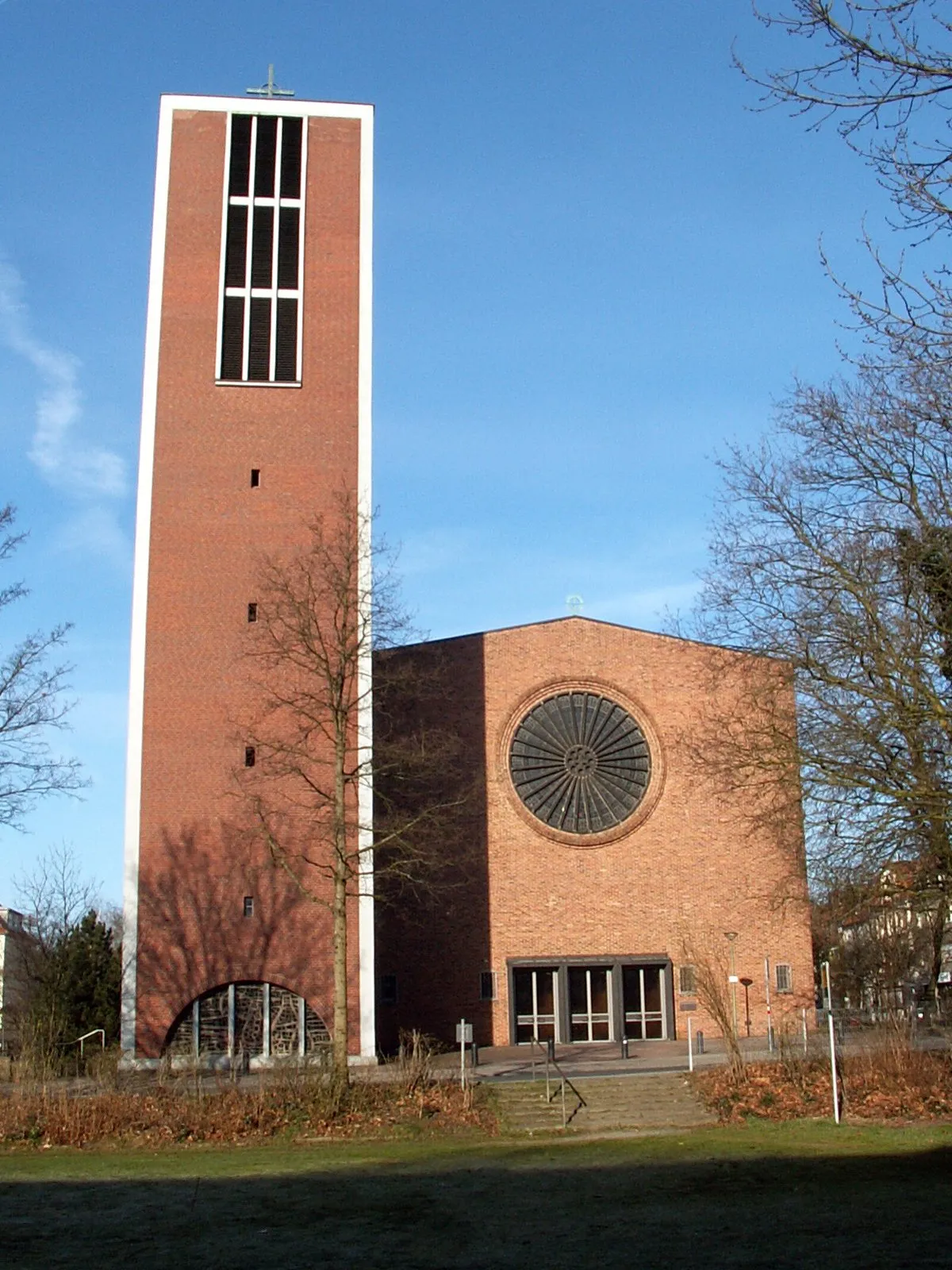 Photo showing: kath. Heilig-Kreuz-Kirche in Osnabrück, Stadtteil Schinkel, Ansicht von Osten