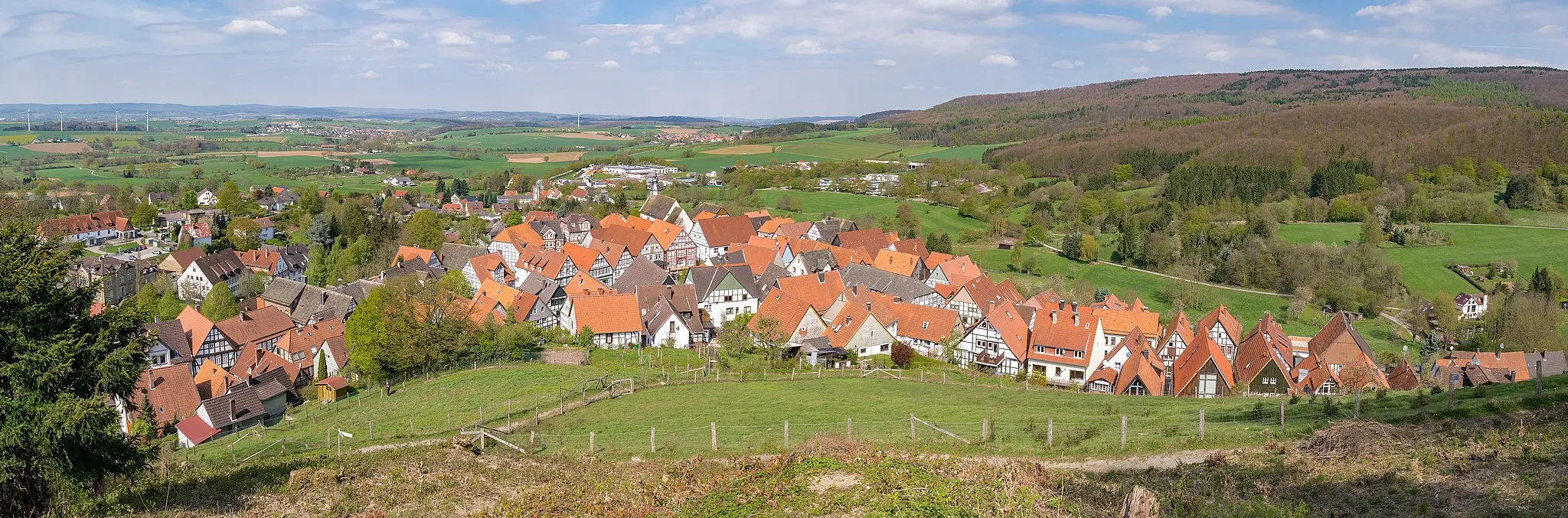 Photo showing: Panorama vom Grafenblick bei Burg Schwalenberg Richtung Nordwest, rechts der Schwalenberger Wald, zwischen Wald und Schwalenberg das LSG Lippebachtal, ansonsten noch das LSG Lipper Bergland mit Steinheimer Becken, Blomberger Höhen, Sabbenhauser Mulde und Schwalenberger Höhen