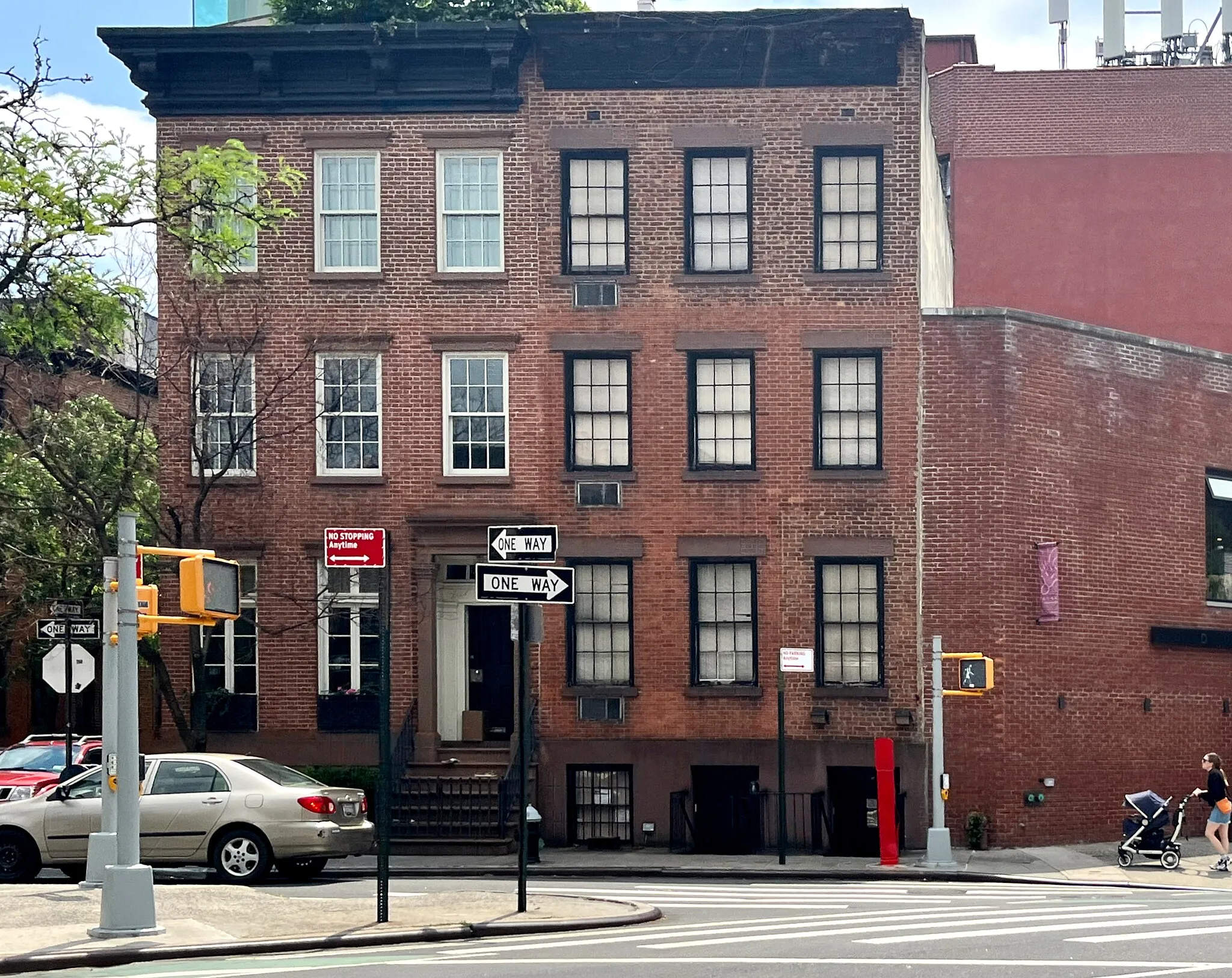 Photo showing: Facade in Greenwich Village, May 2023.