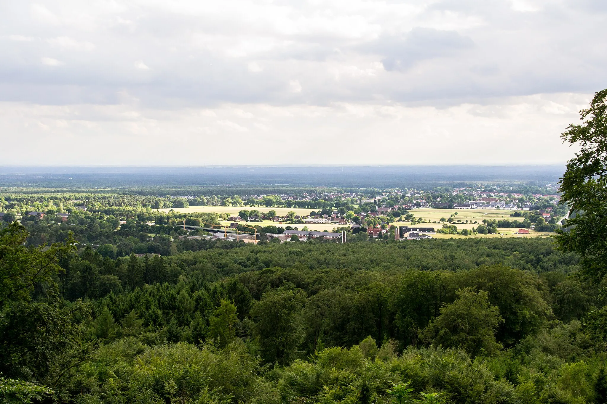 Photo showing: Blick vom Großen Ehberg (im Naturschutzgebiet Östlicher Teutoburger Wald) auf Augustdorf (Naturpark Teutoburger Wald/Eggegebirge)