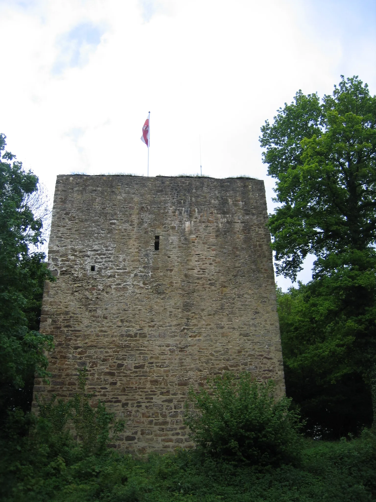 Photo showing: Tower of Limberg castle ruin in Preußisch Oldendorf, District of Minden-Lübbecke, North Rhine-Westphalia, Germany.