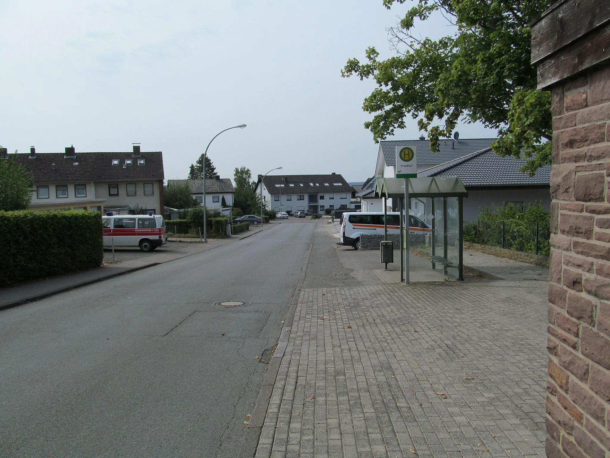 Photo showing: die Bushaltestelle Friedhof in der Straße Uhlenbreite in Warburg für die Fahrtrichtung Süden