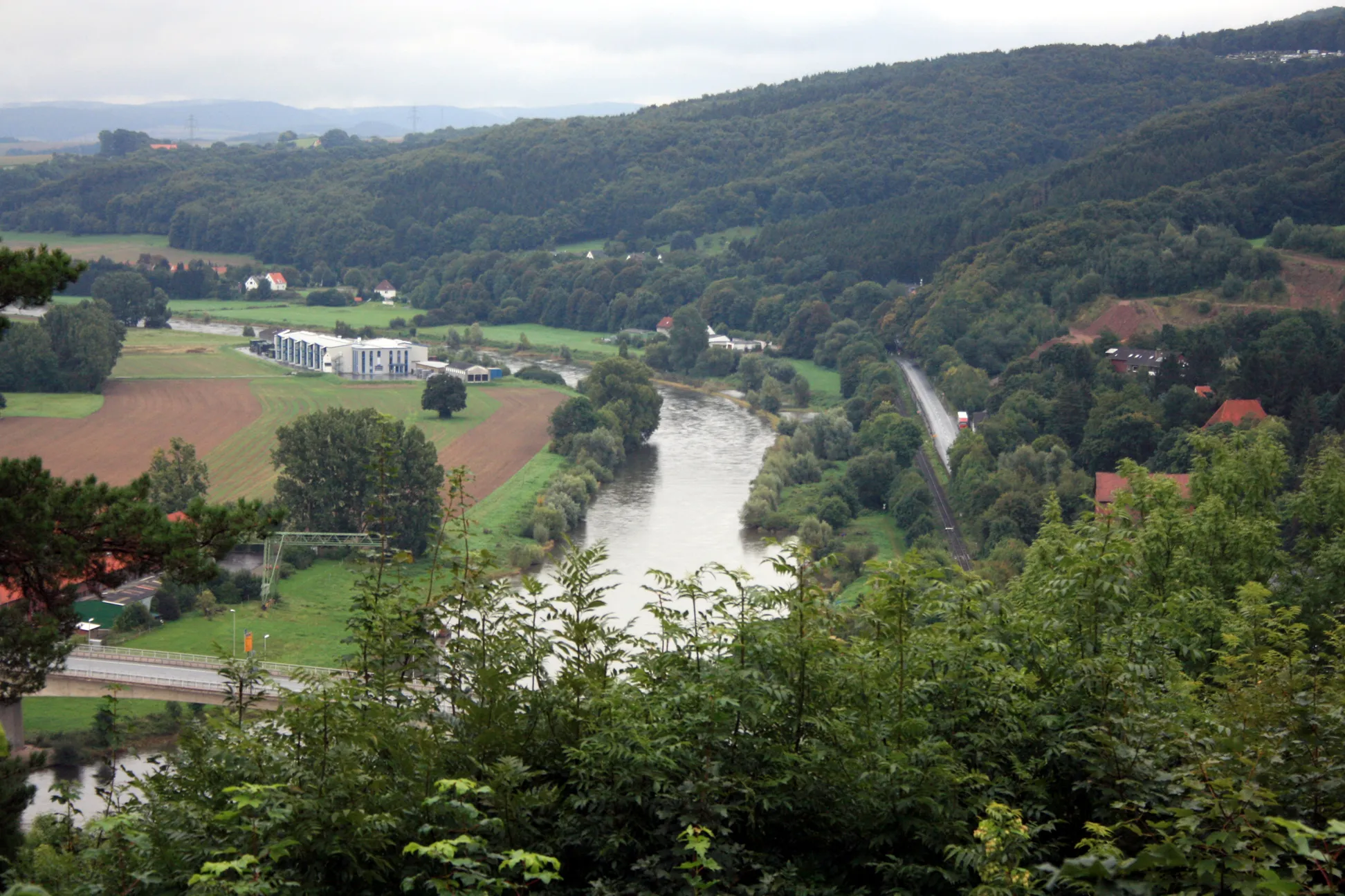 Photo showing: Weser River near town of Vlotho, District of Herford, North Rhine-Westphalia, Germany.