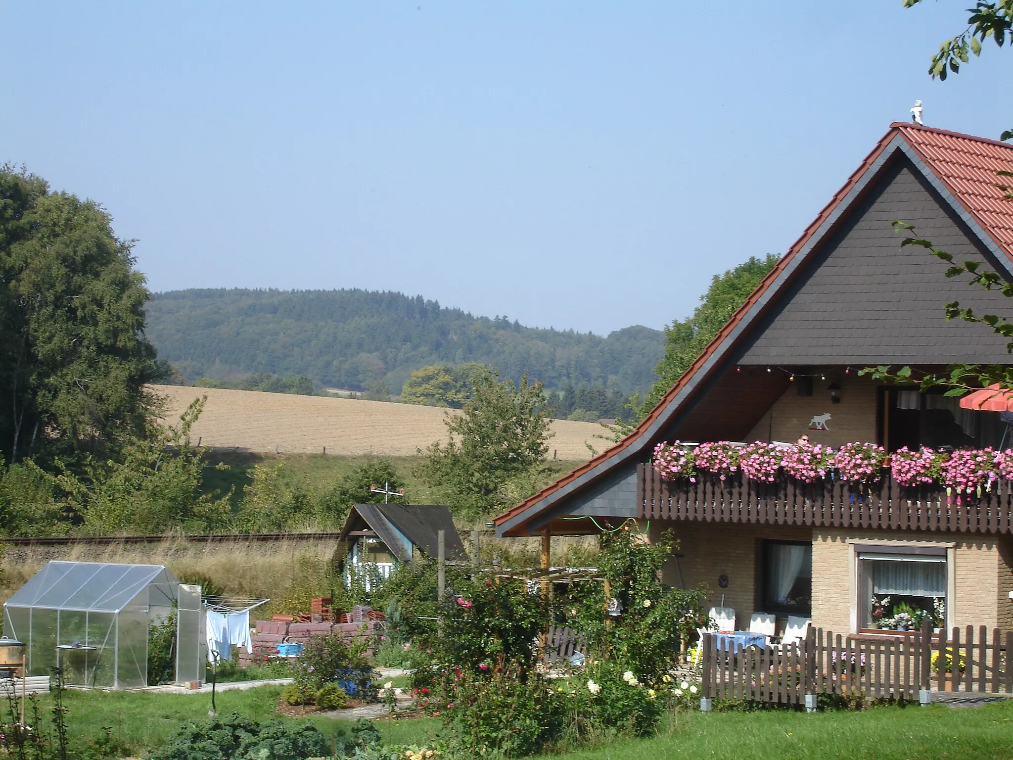 Photo showing: In the Wiehengebirge near Rödinghausen. Blick auf den Maschberg von Bieren aus. Im Vordergurnd die Ravensberger Bahn kurz vor dem Haltepunkt Neue Mühle.