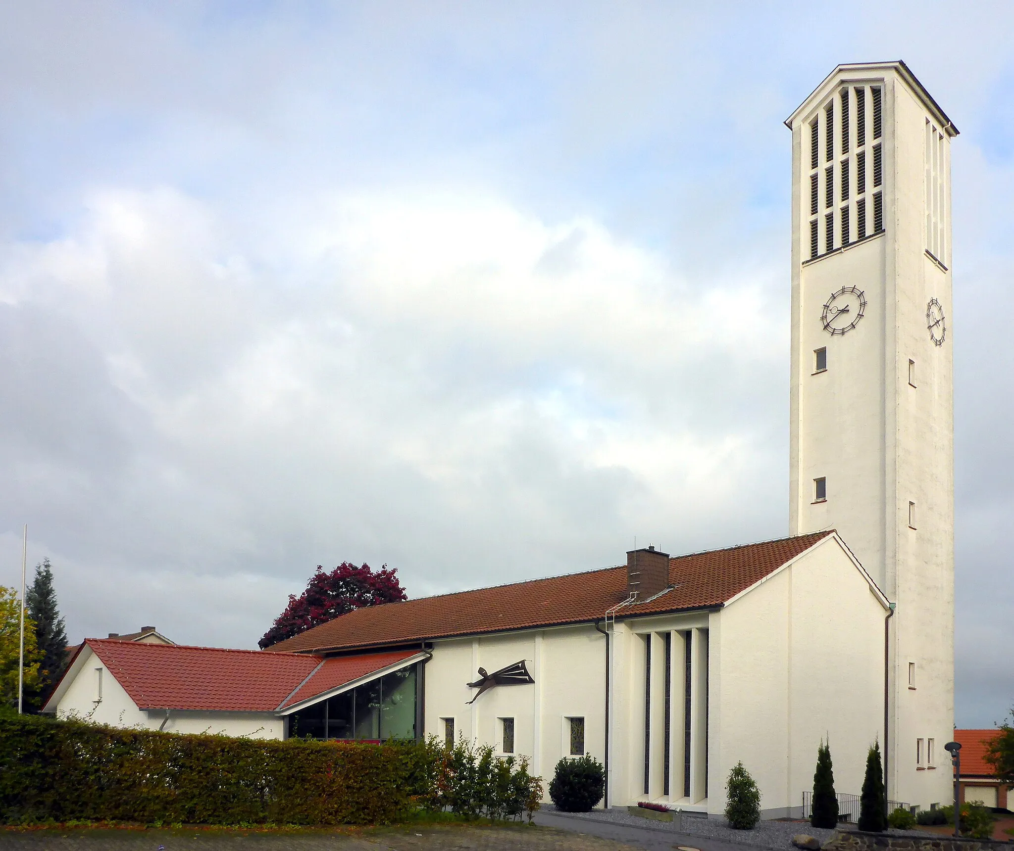 Photo showing: Die Gabriel-Kirche in Nettelstedt (Ortschaft der Stadt Lübbecke) aus südöstlicher Richtung.