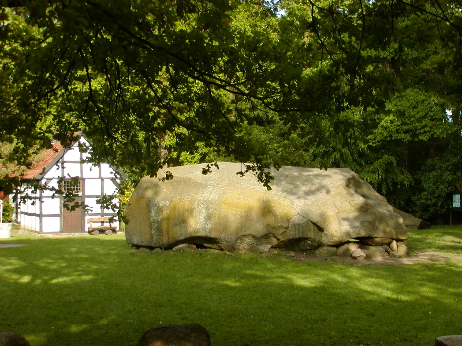 Photo showing: Großer Stein in Tonnenheide, Rahden. Größter landliegender Findling Norddeutschlands.