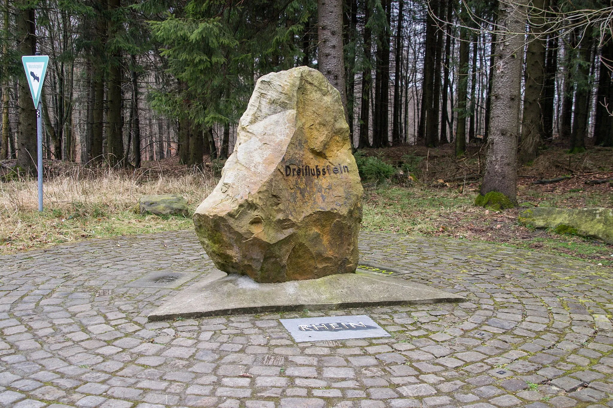 Photo showing: Dreiflussstein am Detmolder Klöppingsberg