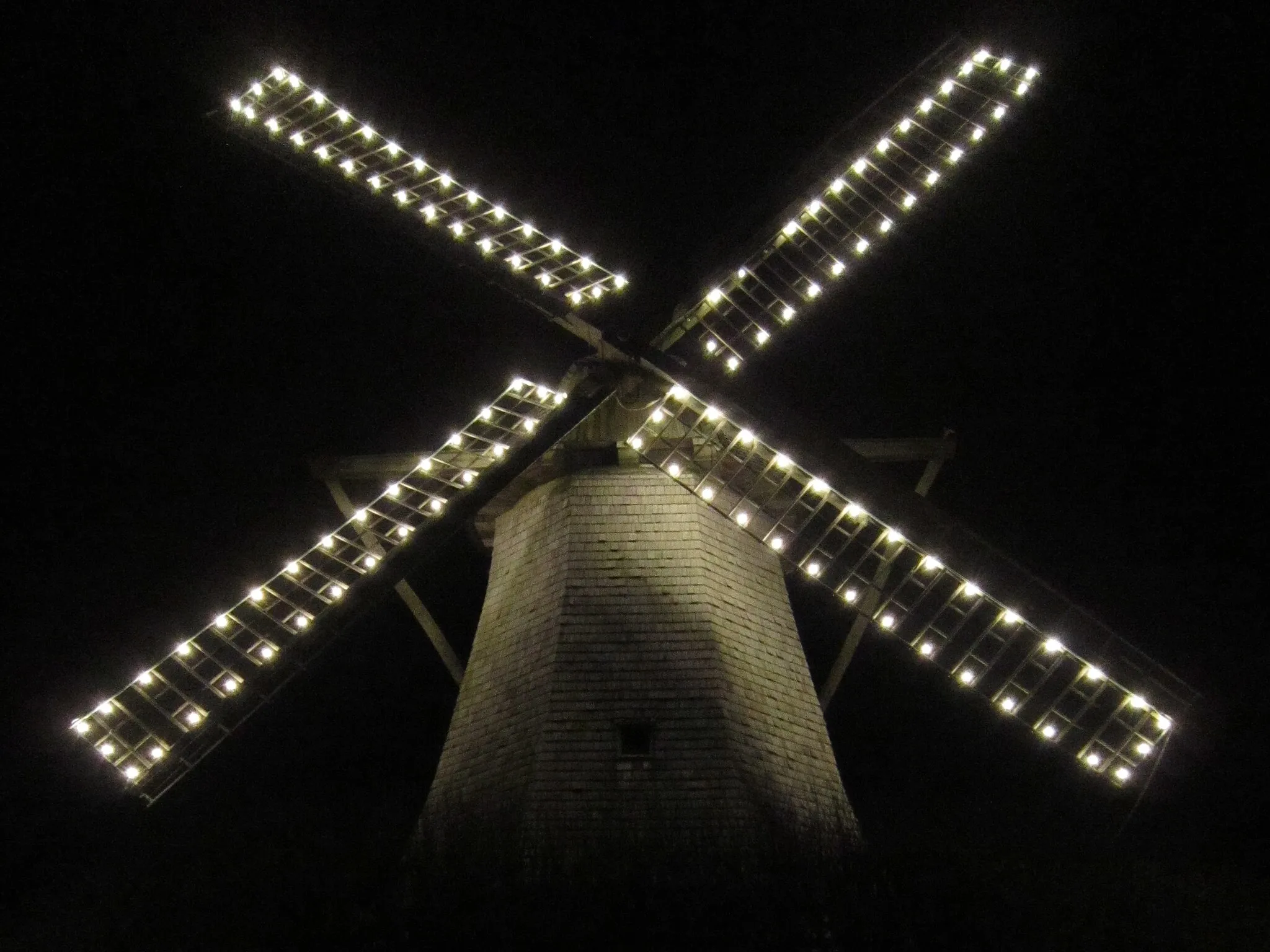 Photo showing: Illuminiated windmill in Destel (Stemwede, Kreis Minden-Lübbecke)