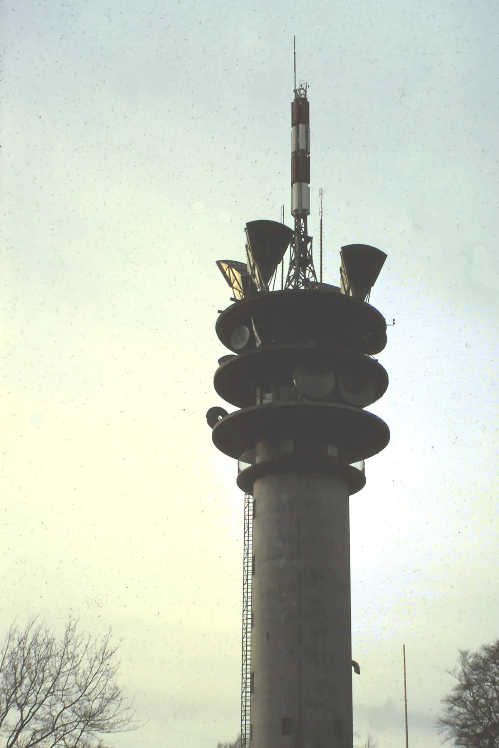 Photo showing: The old telecommunication tower (1952 bis 1974 (also named: Bismarckturm) on the Jakobsberg in Porta Westfalica, Germany (see also English Wikipedia: Porta Westfalica)