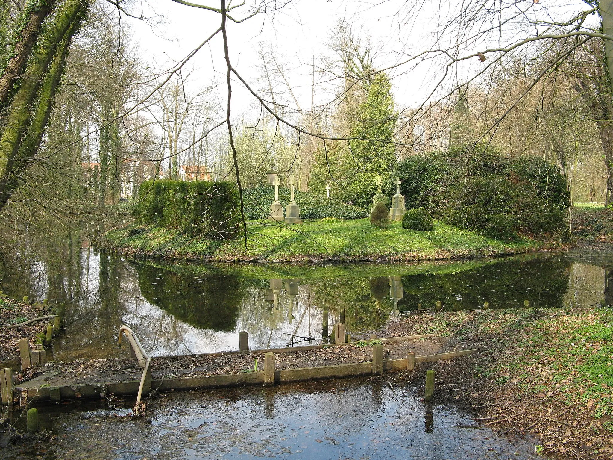 Photo showing: Begräbnisinsel im Schlosspark des Schloss Hüffe bei Preußisch Oldendorf, Nordrhein-Westfalen.