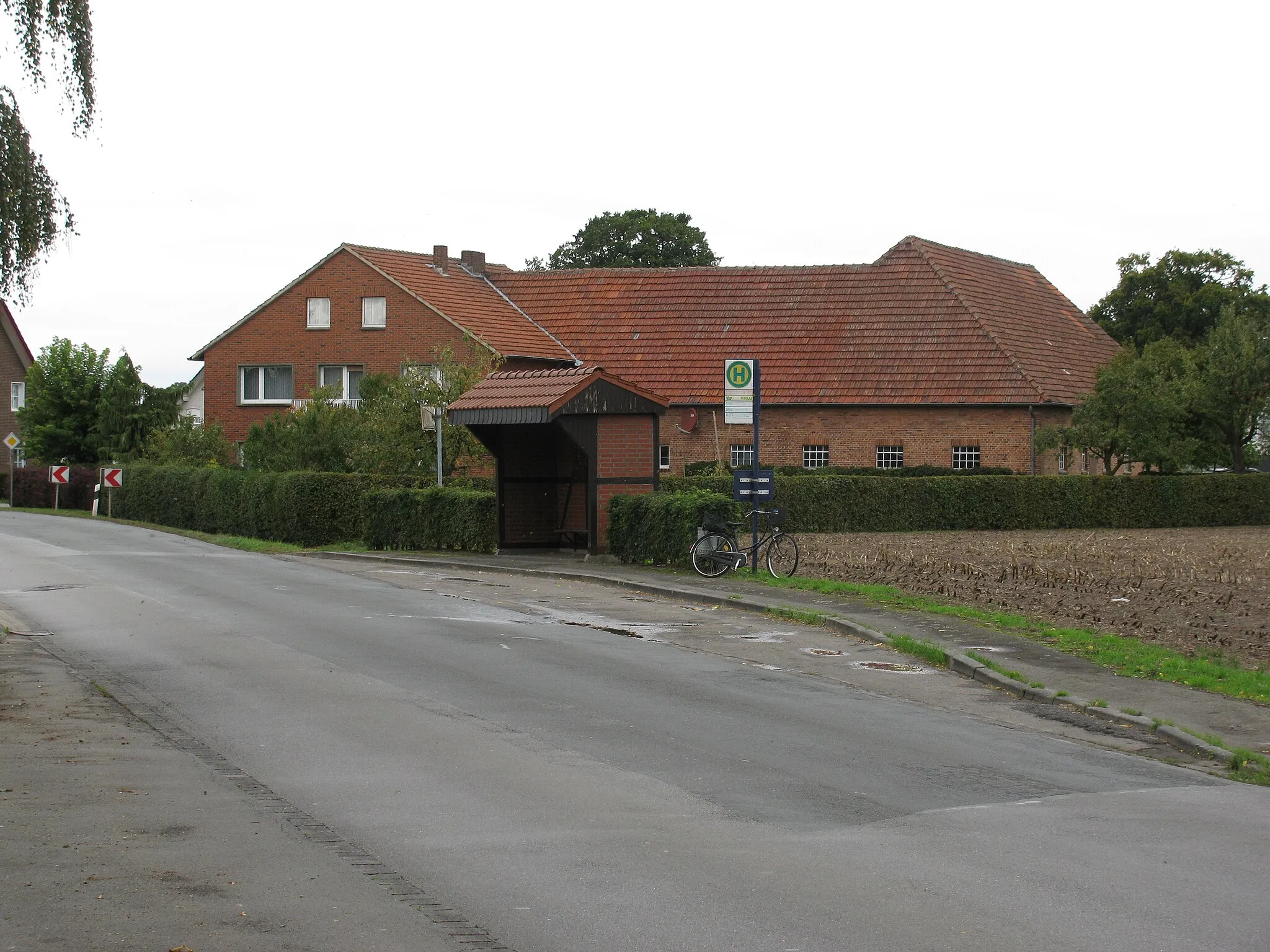 Photo showing: die Bushaltestelle Abzweig in der Mettinghauser Straße in Mettinghausen für Fahrten in Richtung Lippstadt