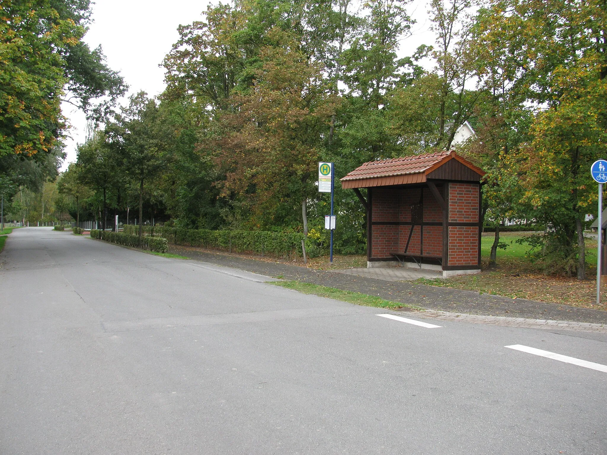 Photo showing: die Bushaltestelle Schule in der Mettinghauser Straße in Lippstadt für die Fahrtrichtung Lippstadt