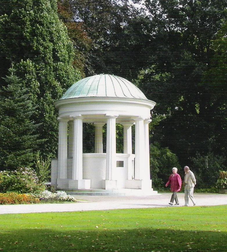 Photo showing: Spring house of Lepold fountain in spa gardens of Bad Salzuflen, District of Lippe, North Rhine-Westphalia, Germany.