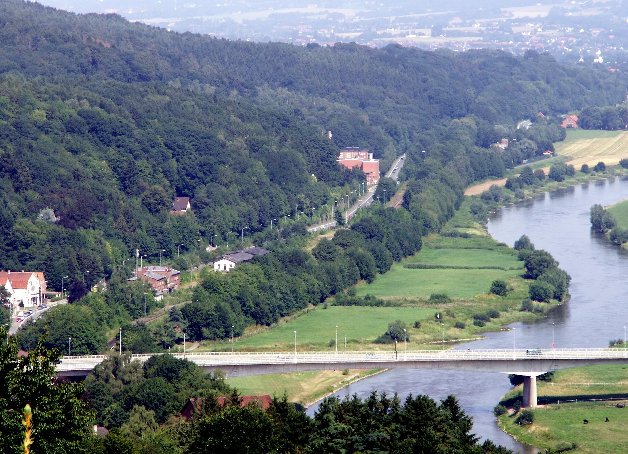 Photo showing: Verlauf der B514 auf Vlothoer Gebiet von Höhe Rathaus (links, nicht mehr im Bild) bis Stadtgrenze de:Bad Oeynhausen (rechts) vor de:Amtshausberg und de:Steinberg (Weserbergland)