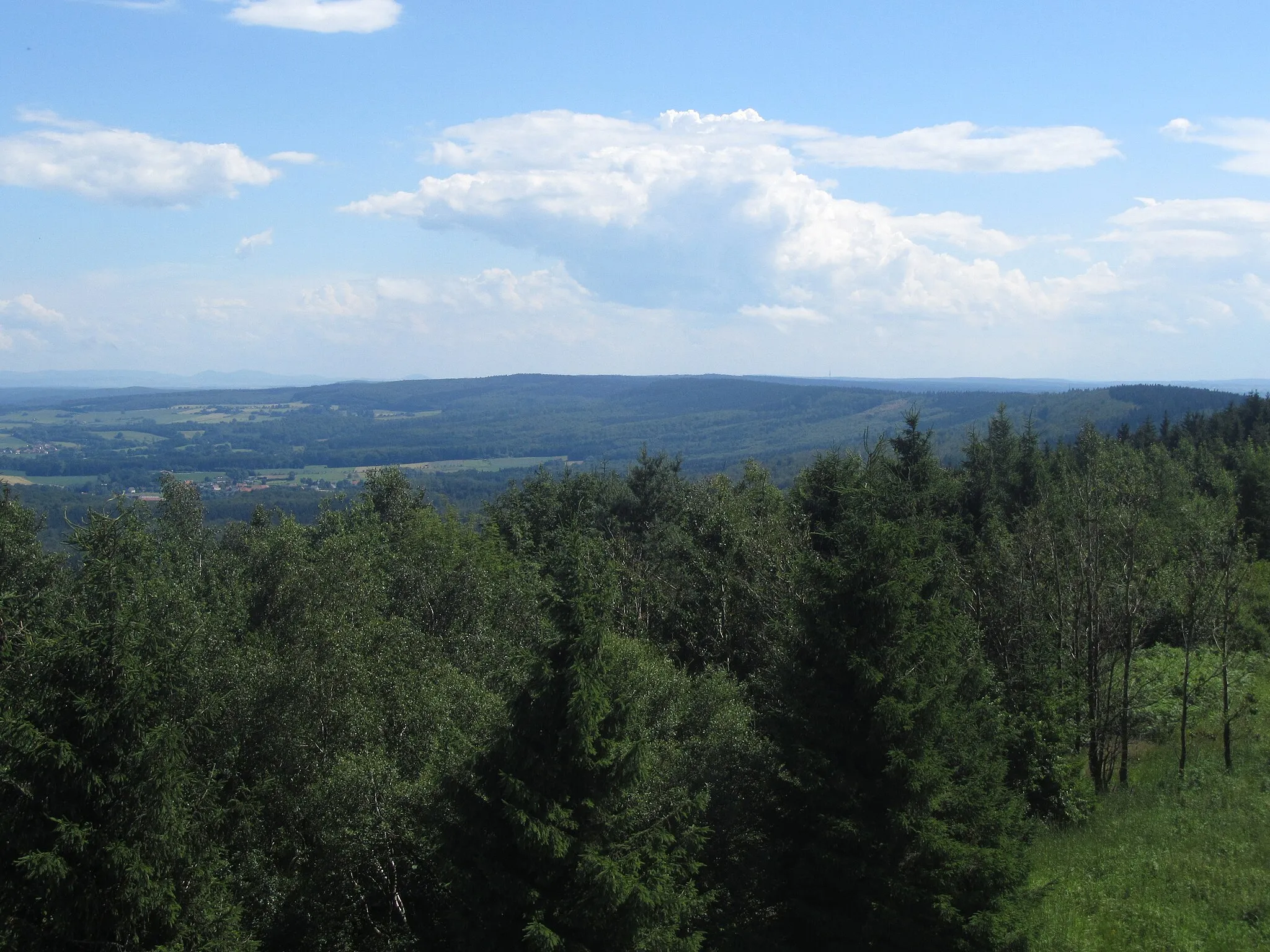 Photo showing: View from the Eggeturm on Prussia. Velmerstot to the south over the ridge of the Egge Mountains. On the left in the background the hawk forest near Kassel.