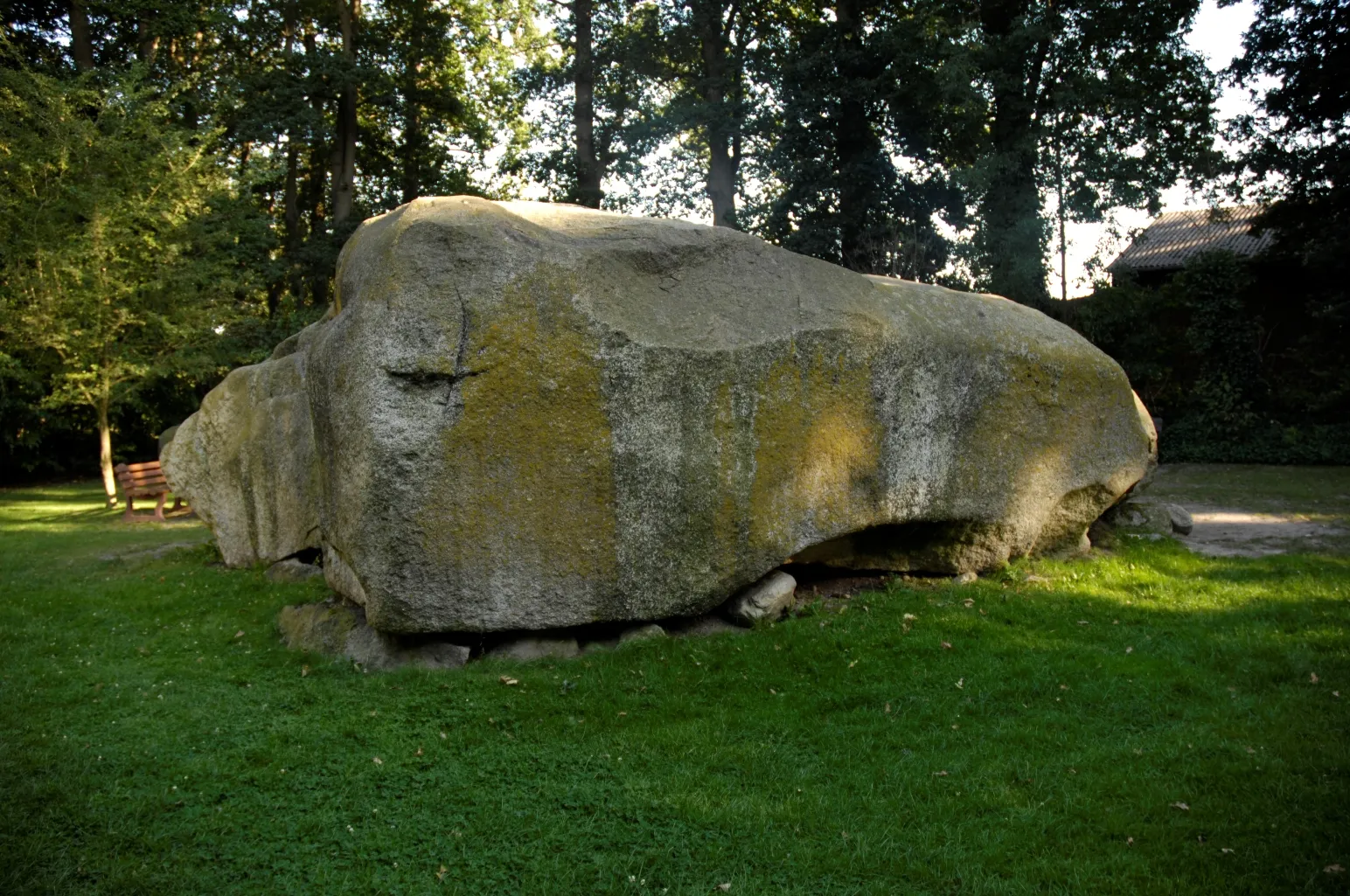 Photo showing: Der „Große Stein“ ist der größte einzelne Felsen, der in Norddeutschland gefunden worden und oberirdisch zu besichtigen ist, östlich der kleinen Stadt Rahden.