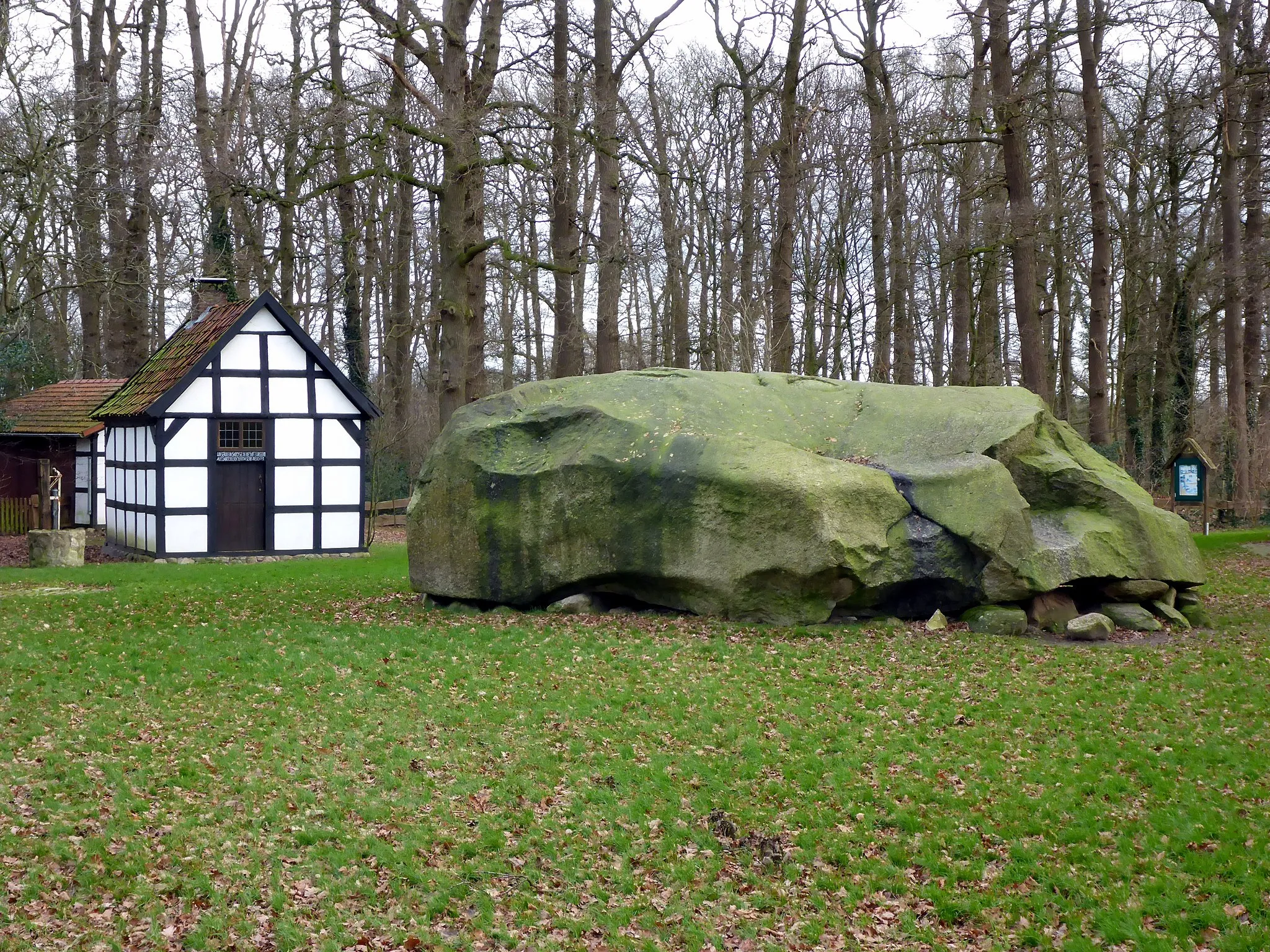 Photo showing: Der Große Stein und das benachbarte Backhaus in Tonnenheide (Ortschaft der Stadt Rahden) aus westlicher Richtung.