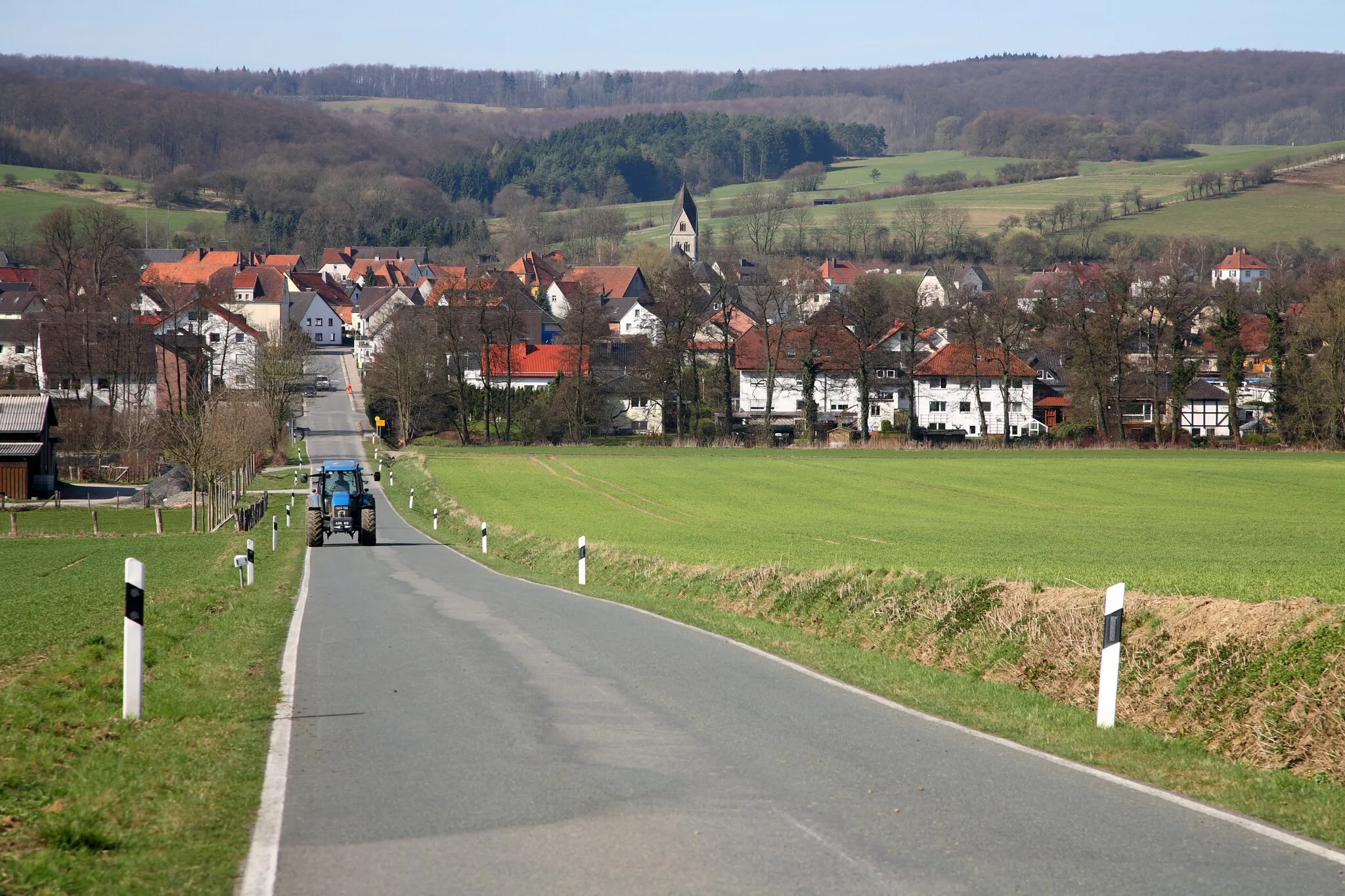 Photo showing: Westbound view down to Reelsen at Egge Mountains slope, town of Bad Driburg, District of Höxter, state of North Rhine-Westphalia, Germany.
