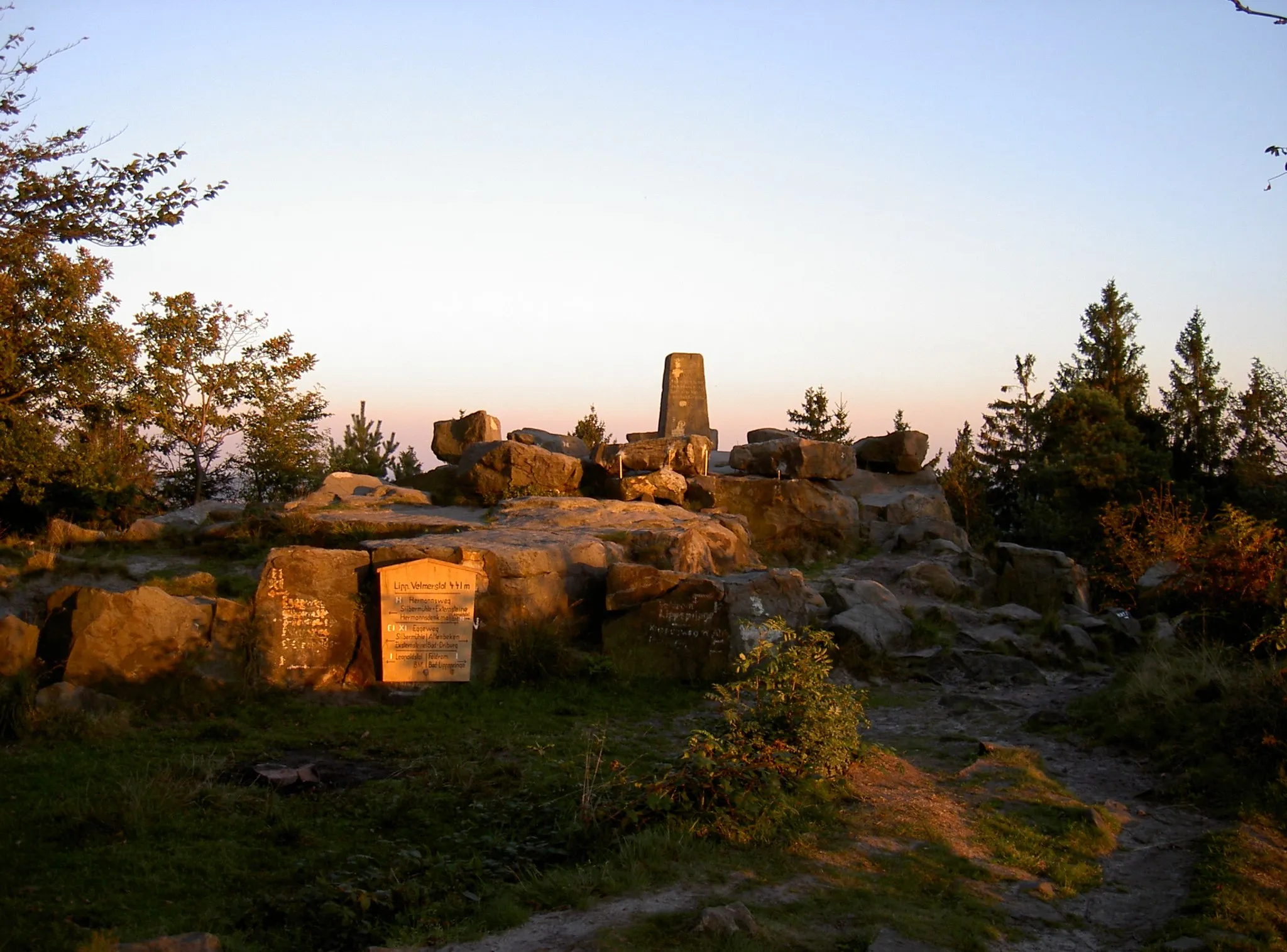 Photo showing: Die lippische Velmerstot mit Gedenkstein im Sonnenuntergang.