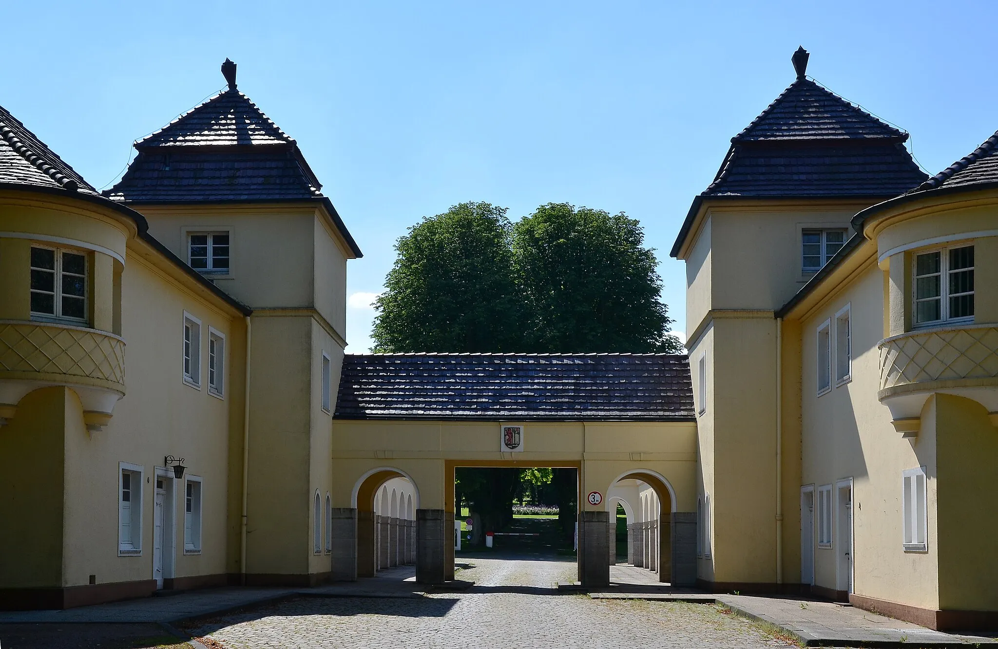 Photo showing: Park Klinik Bad Hermannsborn, Hermannsborn 1, Bad Driburg,
Brunnenanlage, Eingangsportal vom Vorhof aus gesehen

This  image shows a heritage building in Germany, located in the North Rhine-Westphalian city Bad Driburg (no. 43).