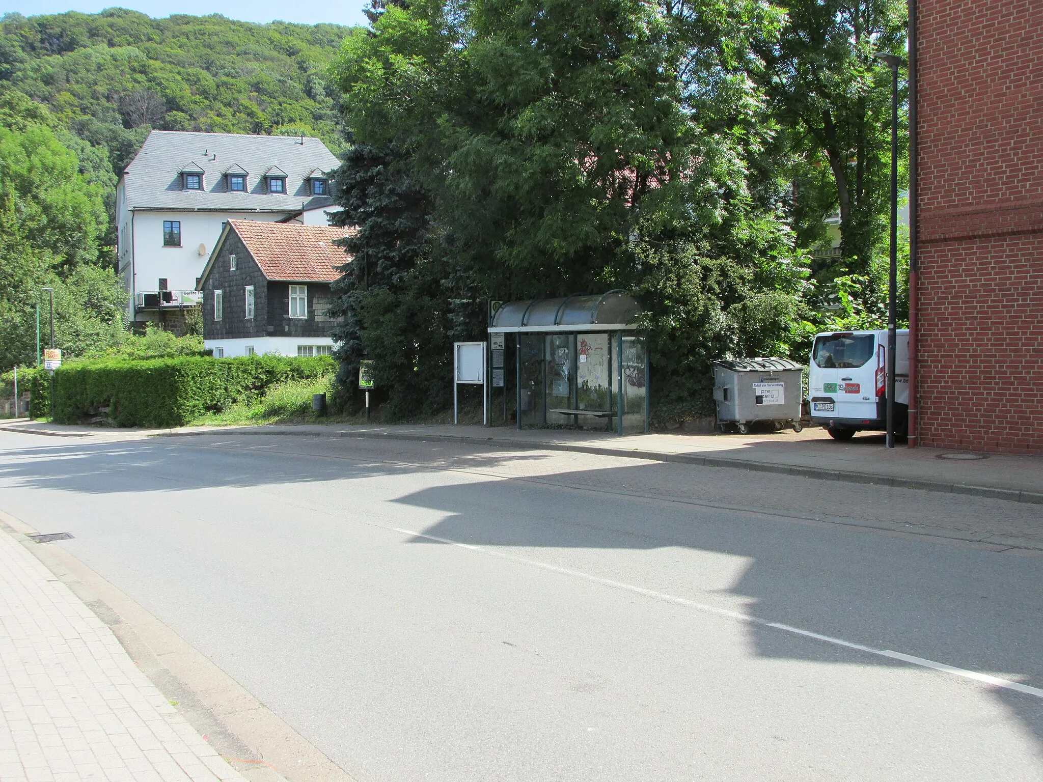 Photo showing: die Bushaltestelle Schalksburg in der Hauptstraße in Hausberge für die Fahrtrichtung Lerbeck