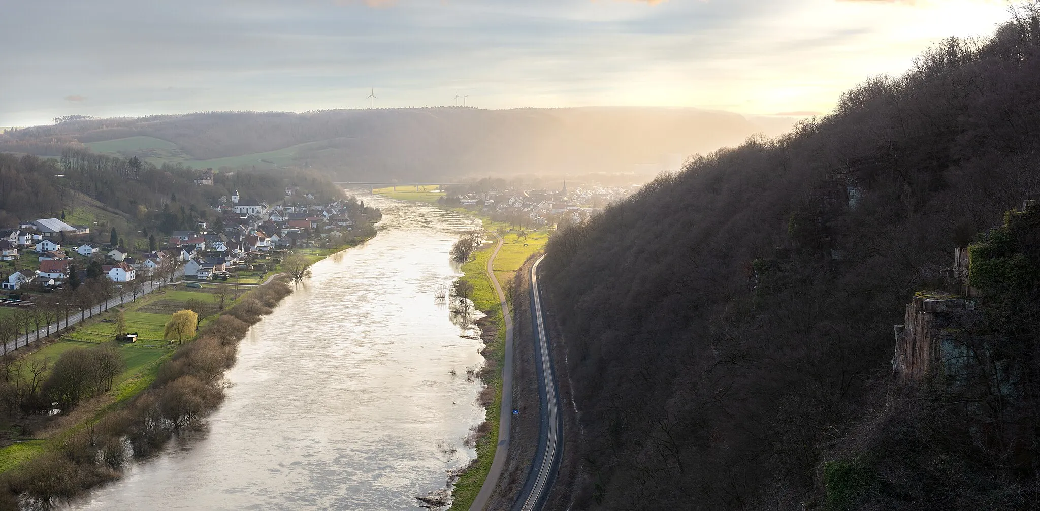 Photo showing: Die Weser nördlich von Karlshafen