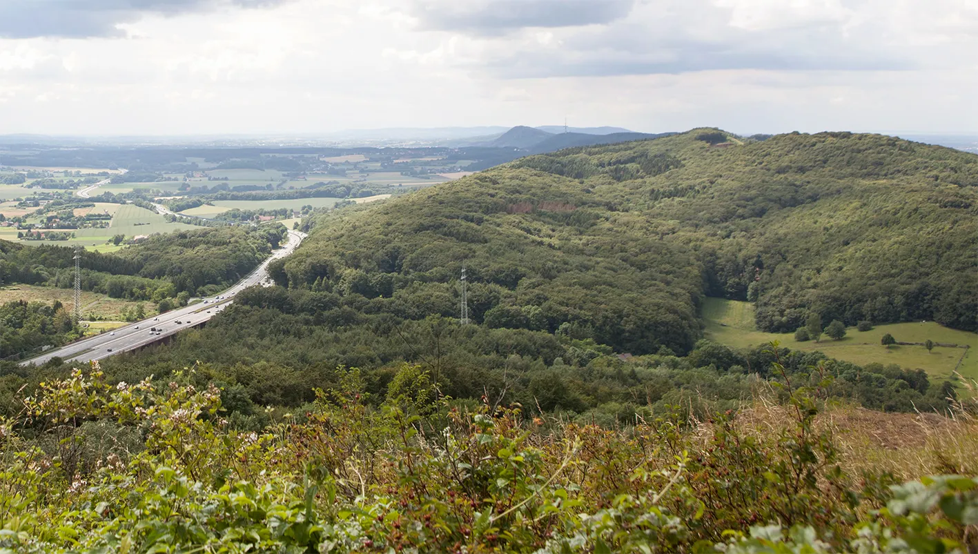 Photo showing: Wesergebirge, Blick vom Papenbrink Richtung Porta-Westfalica (links die A2)