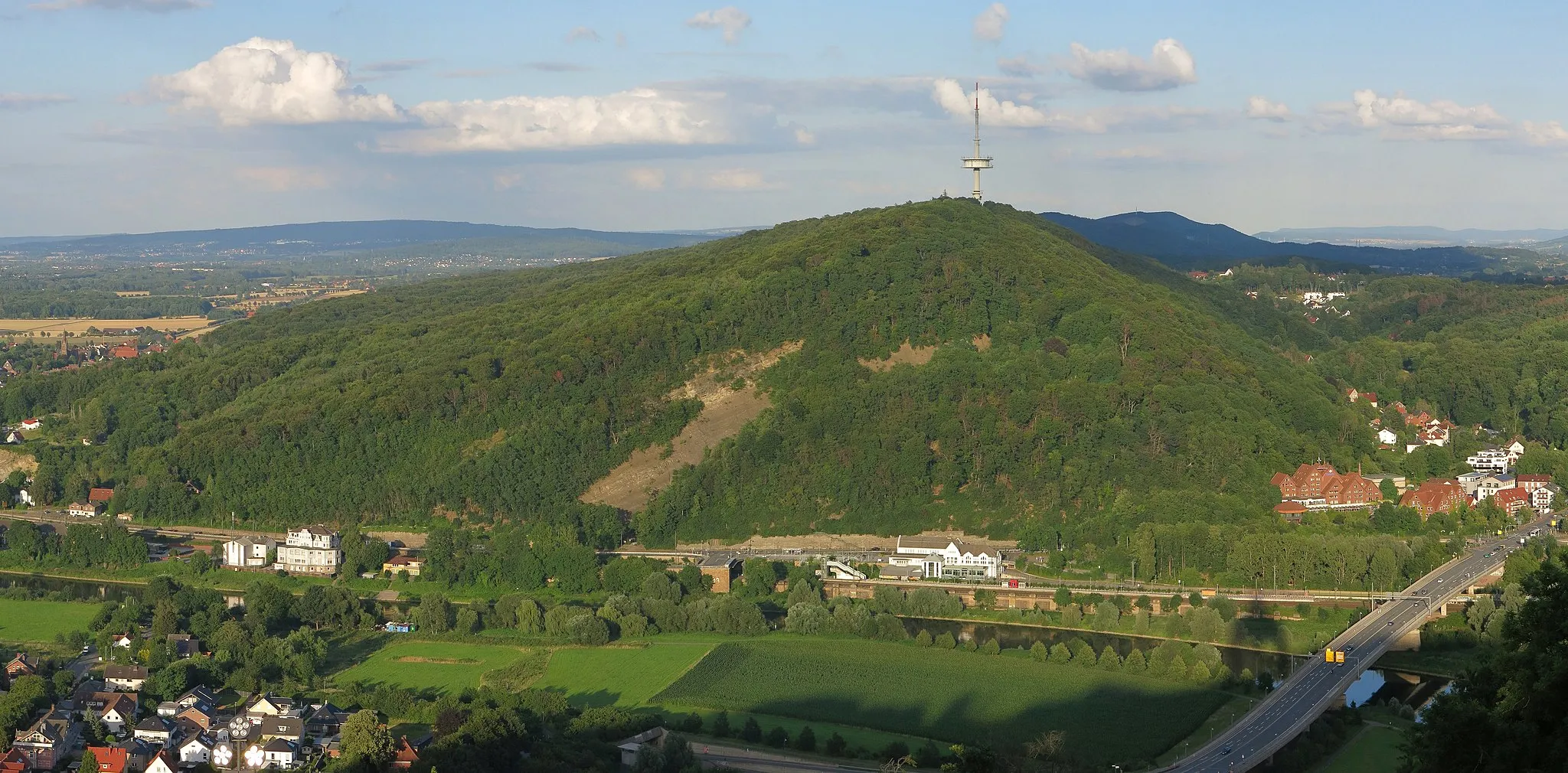 Photo showing: View from the Emperor William monument above the Porta Westfalica eastward to the Jakobsberg in the Weser hills.