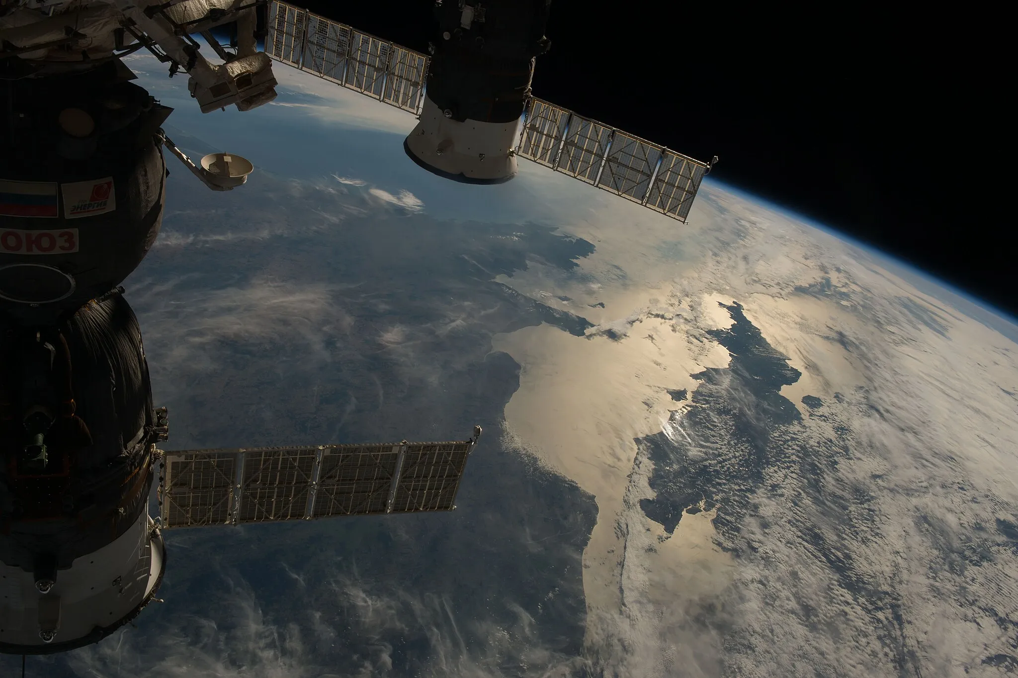 Photo showing: View of Earth taken during ISS Expedition 48.