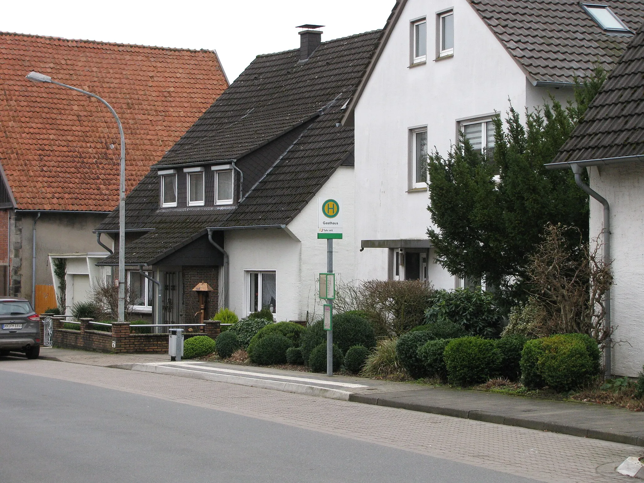 Photo showing: die Bushaltestelle Gasthaus in der Teutoburger-Wald-Straße in Sandebeck für die Fahrtrichtung Osten