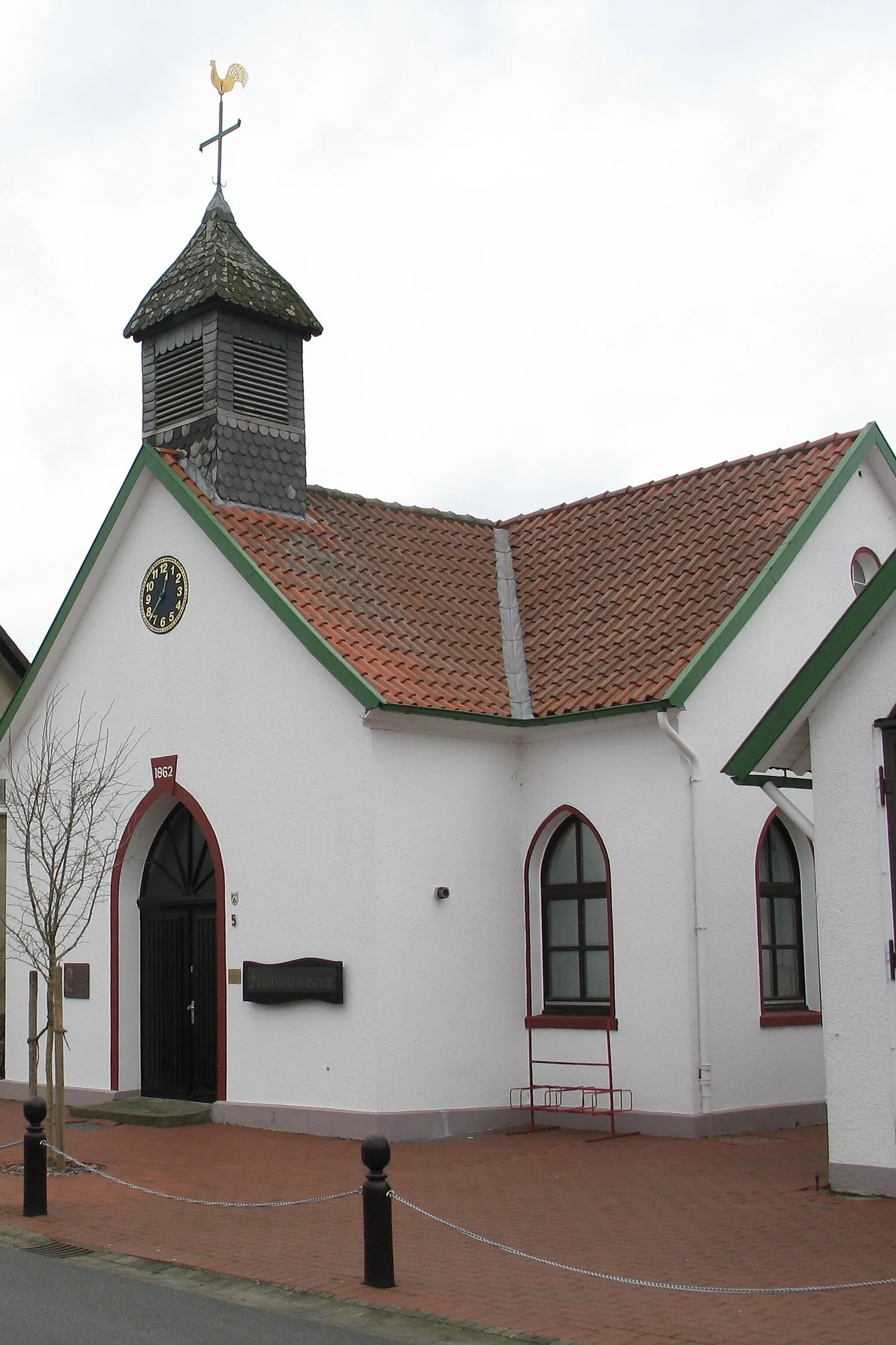 Photo showing: Dorfschule Schröttinghausen (Stadt Preußisch Oldendorf, Nordrhein-Westfalen) von 1862, jetzt Feuerwehrmuseum mit Gedenktafel für den bedeutenden Astronomen Walter Baade (1893-1960) am Gebäude seiner ersten Schuljahre. Baade ist auch einer der einflussreichsten Astrophysiker des 20. Jahrhunderts. Das seit dem Jahre 2000 betriebene Magellan Teleskop in Chile erhielt zu seinen Ehren den Namen Walter Baade Telescope.