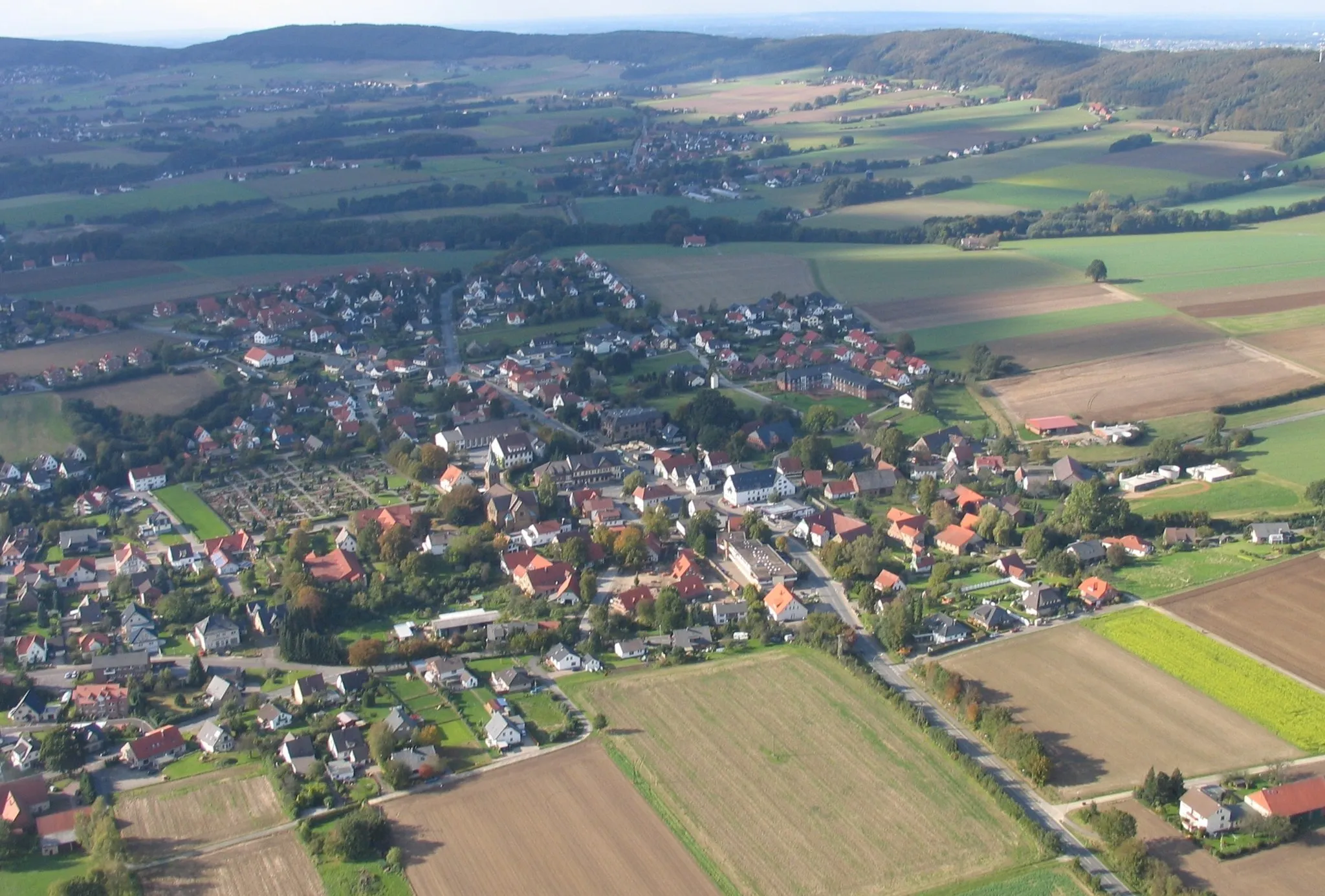 Photo showing: Luftbild Schnathorst / Wiehengebirge