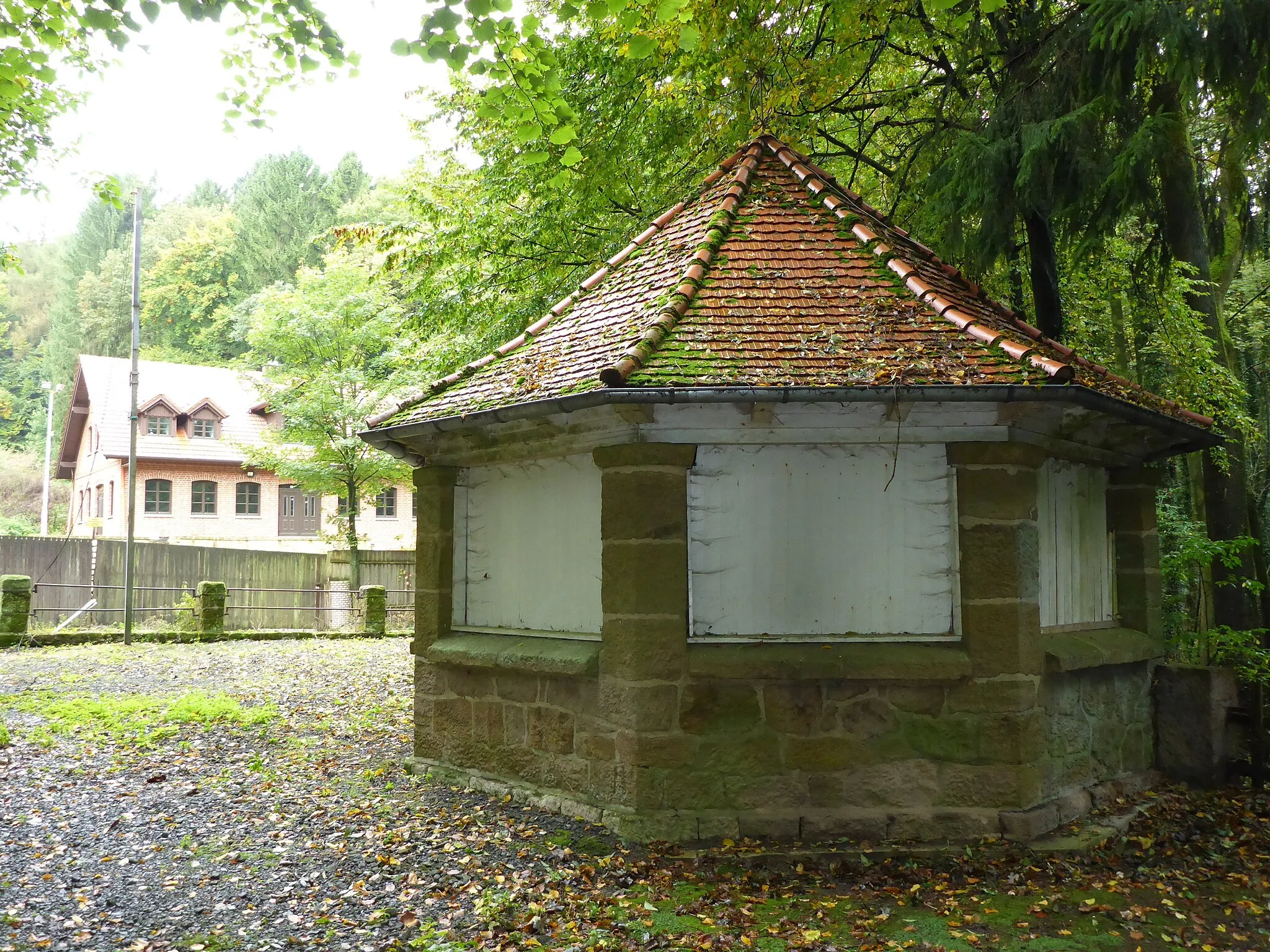 Photo showing: Pavillon und Baustelle mit Neubau des Hauses Schnathorster Straße 45 in Nettelstedt (Ortschaft der Stadt Lübbecke) aus südöstlicher Richtung.