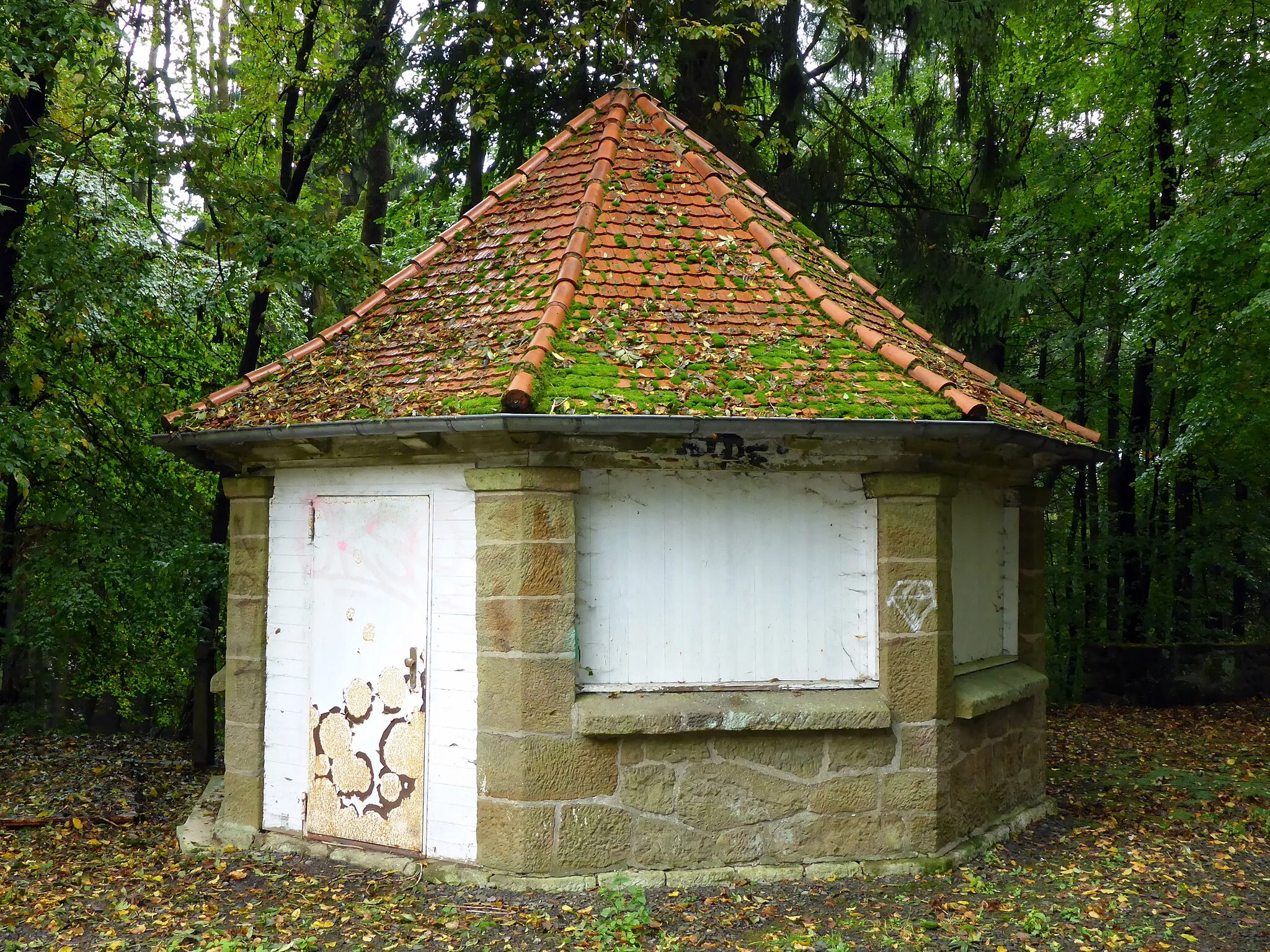 Photo showing: Der Pavillon am Parkplatz des früheren Gasthauses Waldfrieden an der Schnathorster Straße in Nettelstedt (Ortschaft der Stadt Lübbecke) aus südwestlicher Richtung.