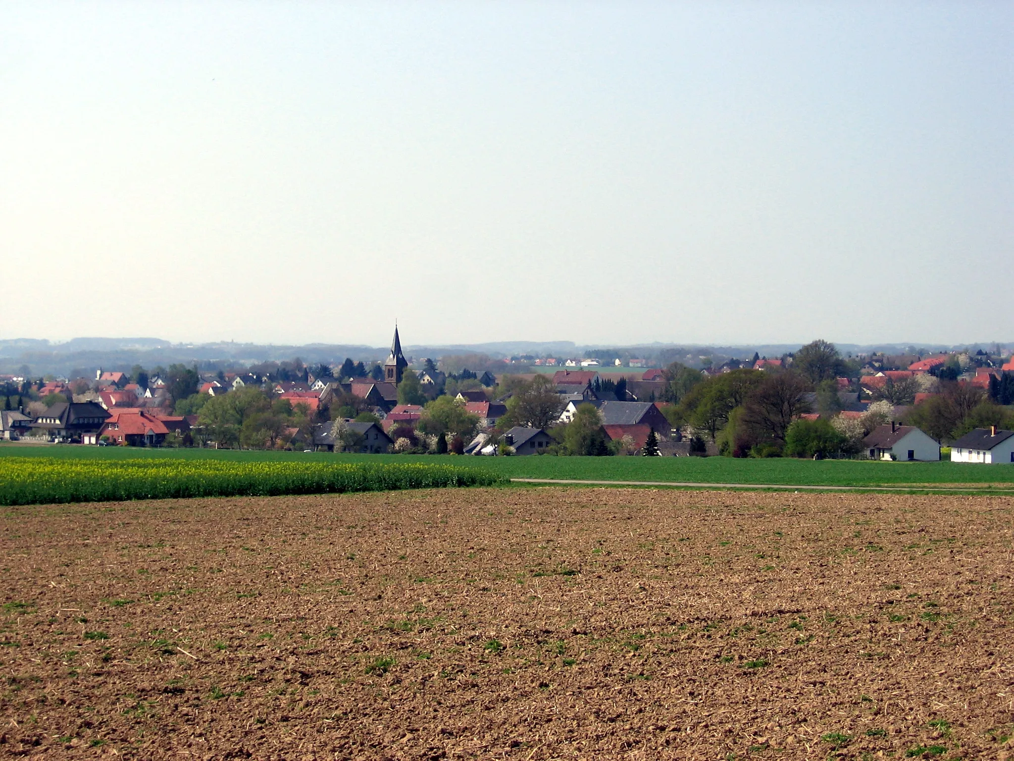 Photo showing: Blick auf Schnathorst vom Wiehengebirge aus.